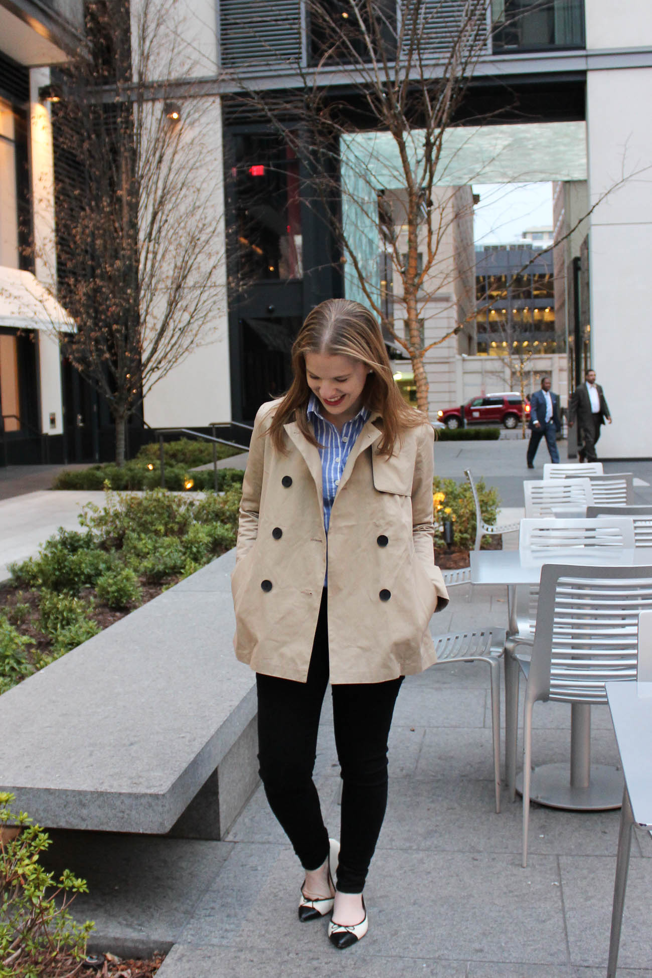 woman blogger wearing Everlane Swing Trench
