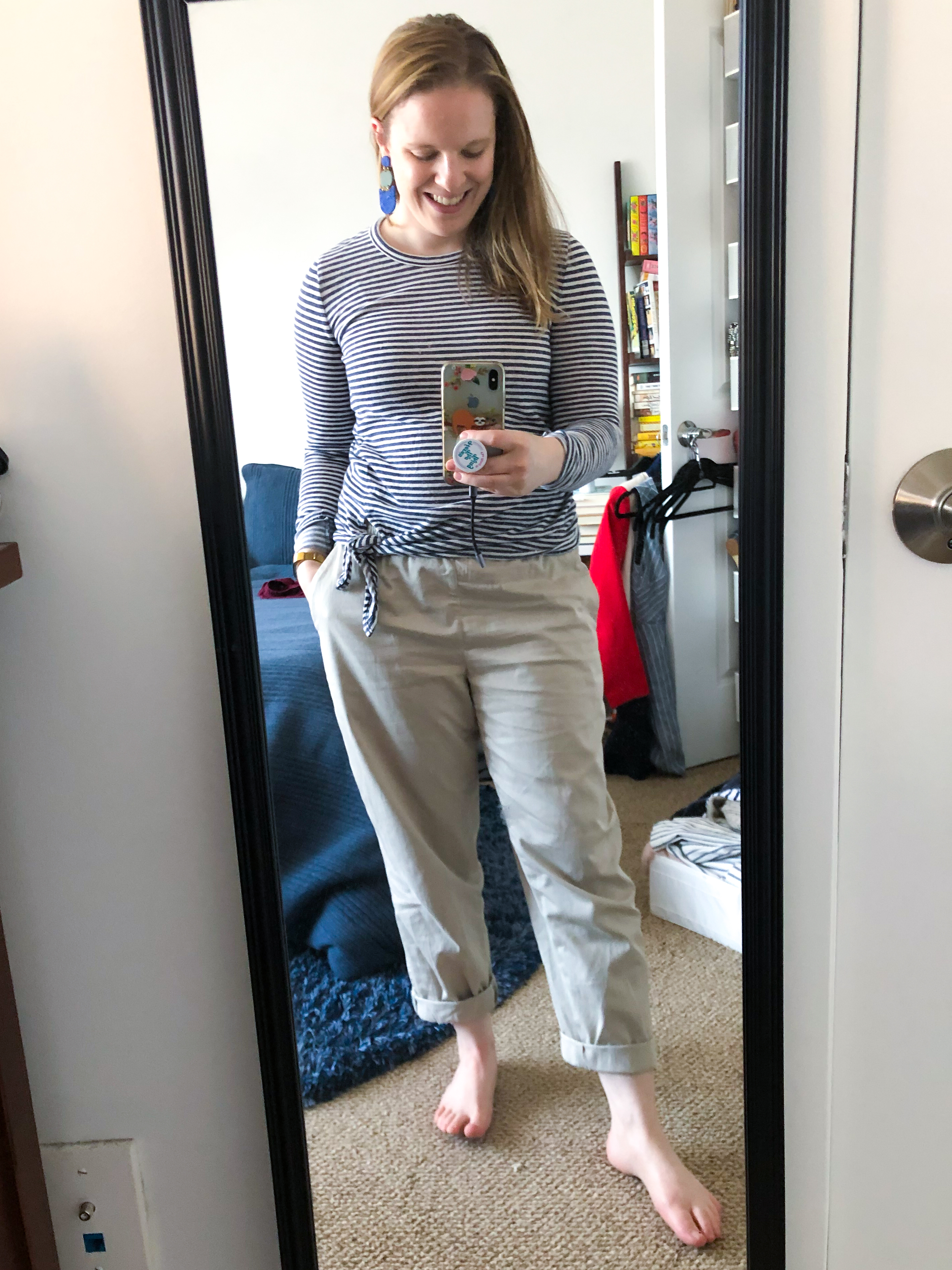 woman blogger wearing madewell side knot tee, everlane easy chinos pants