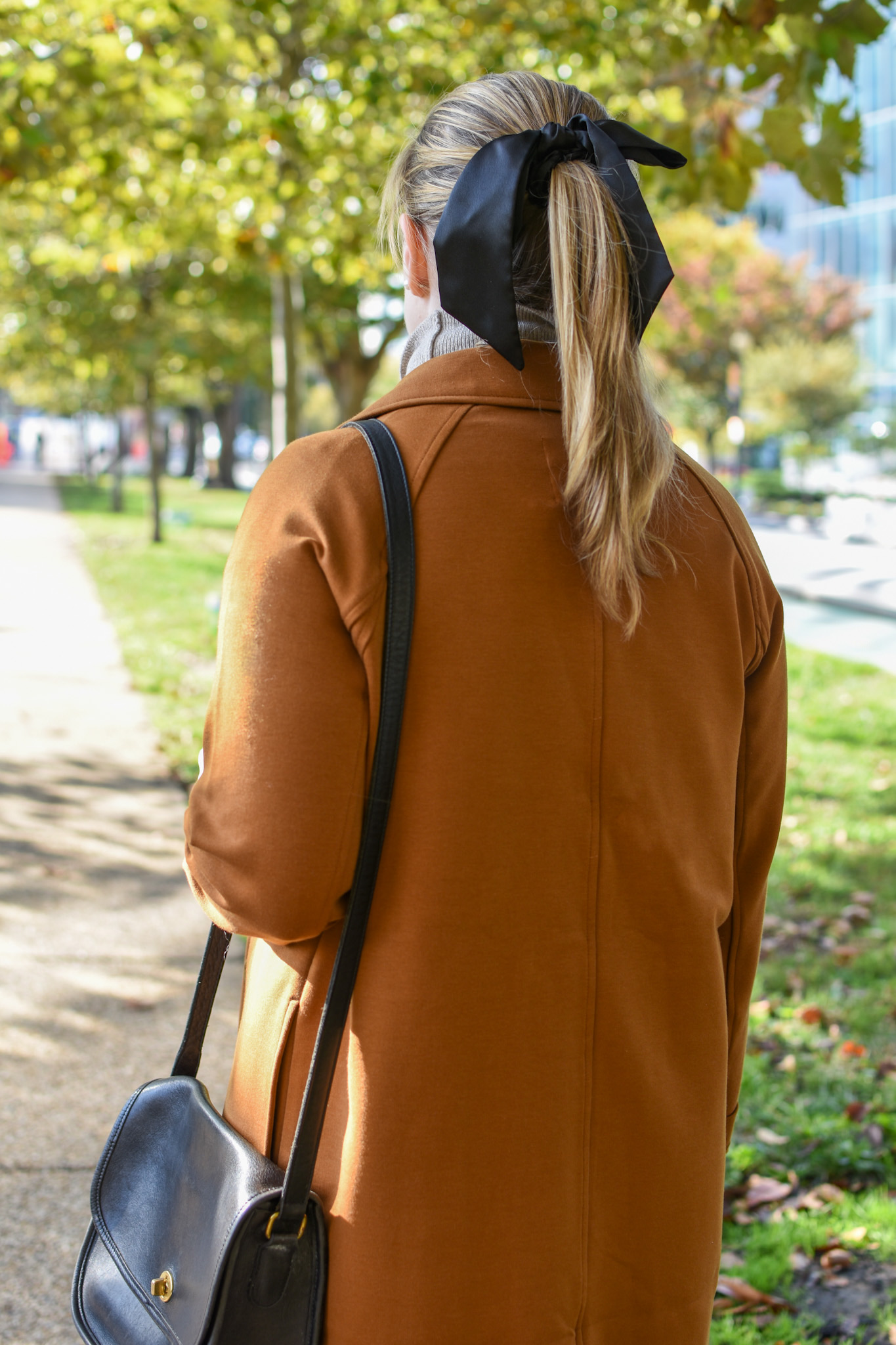 woman blogger wearing Everlane trench coat