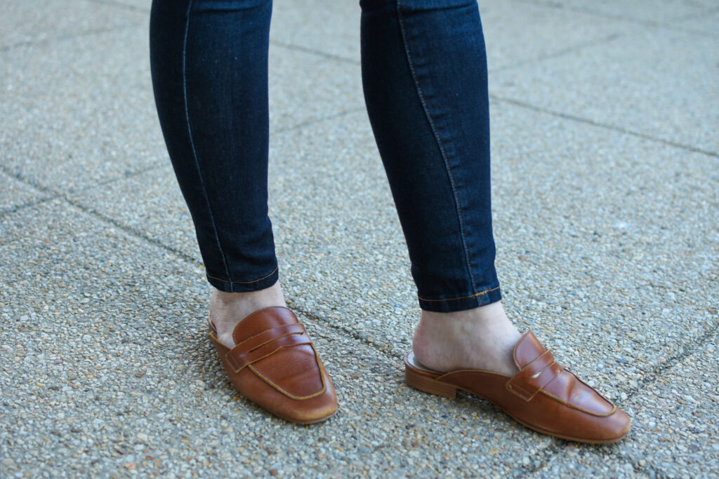 woman blogger wearing Dune Loafer Mules with skinny jeans
