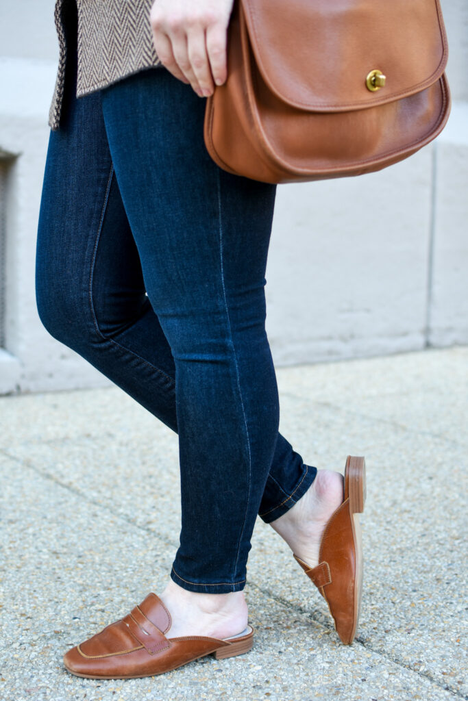 woman blogger wearing Everlane High-Rise Skinny Jeans with Dune Loafer Mules