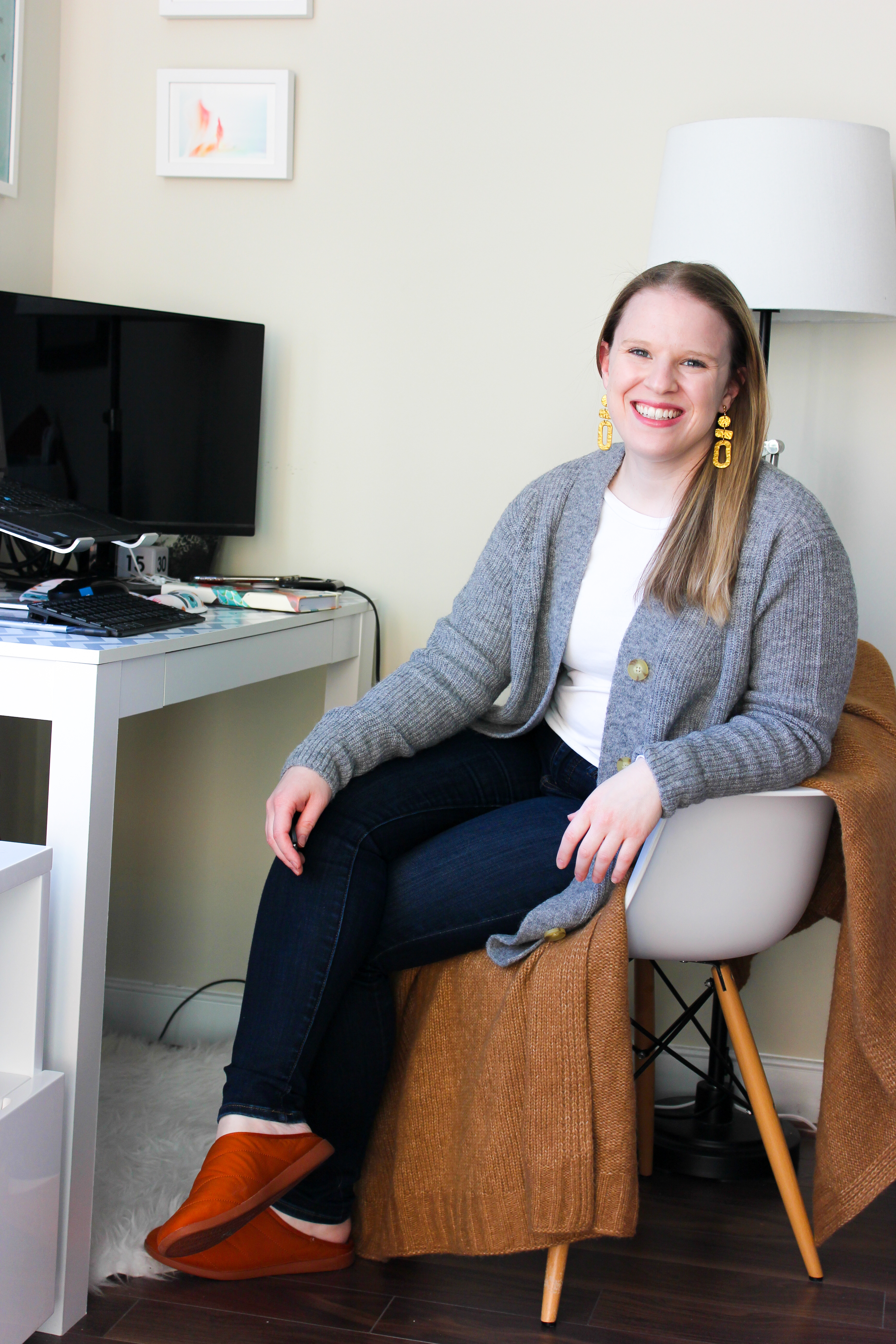 woman blogger wearing Everlane cardigan