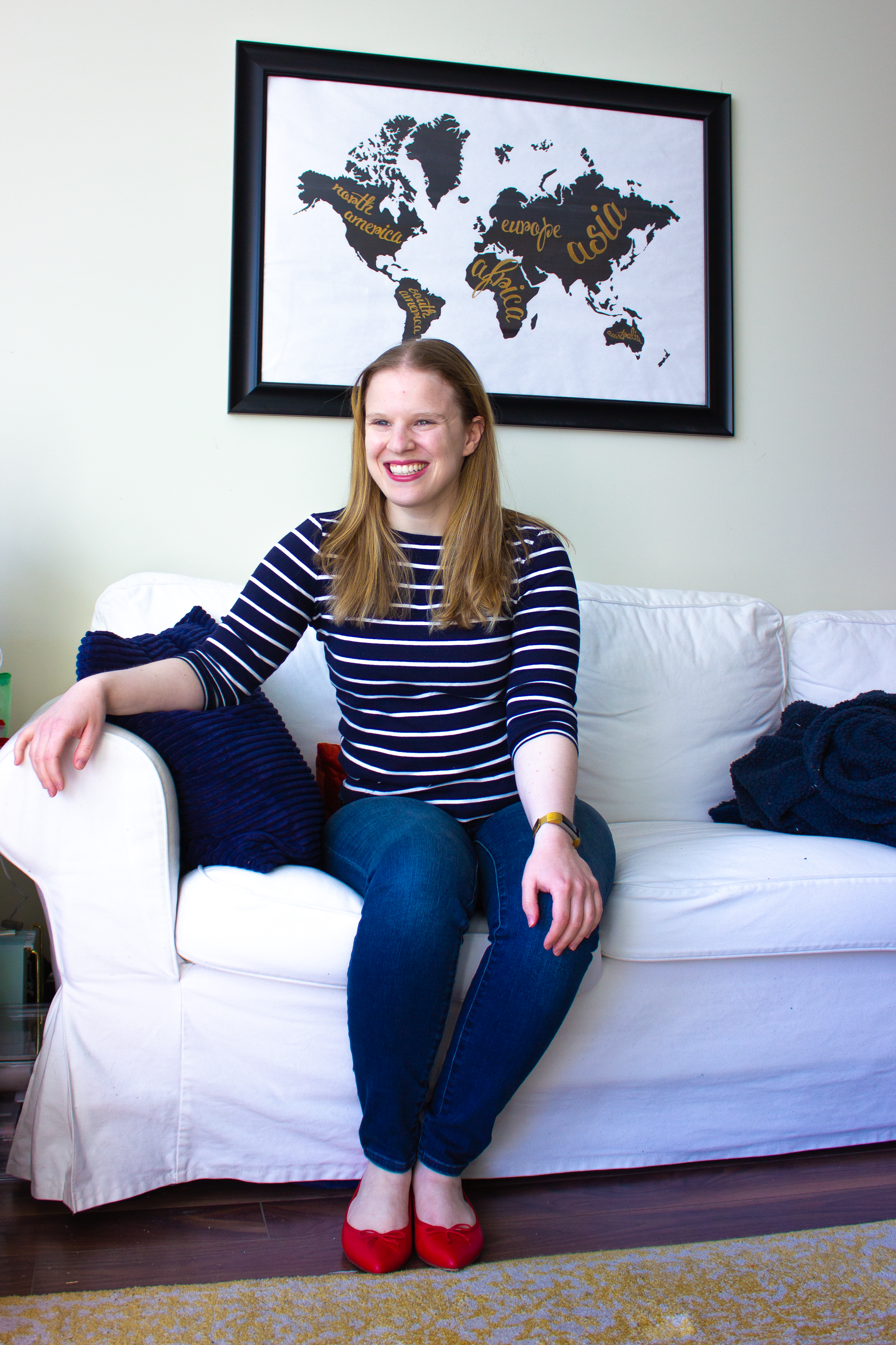 woman blooger in striped top and skinny jeans