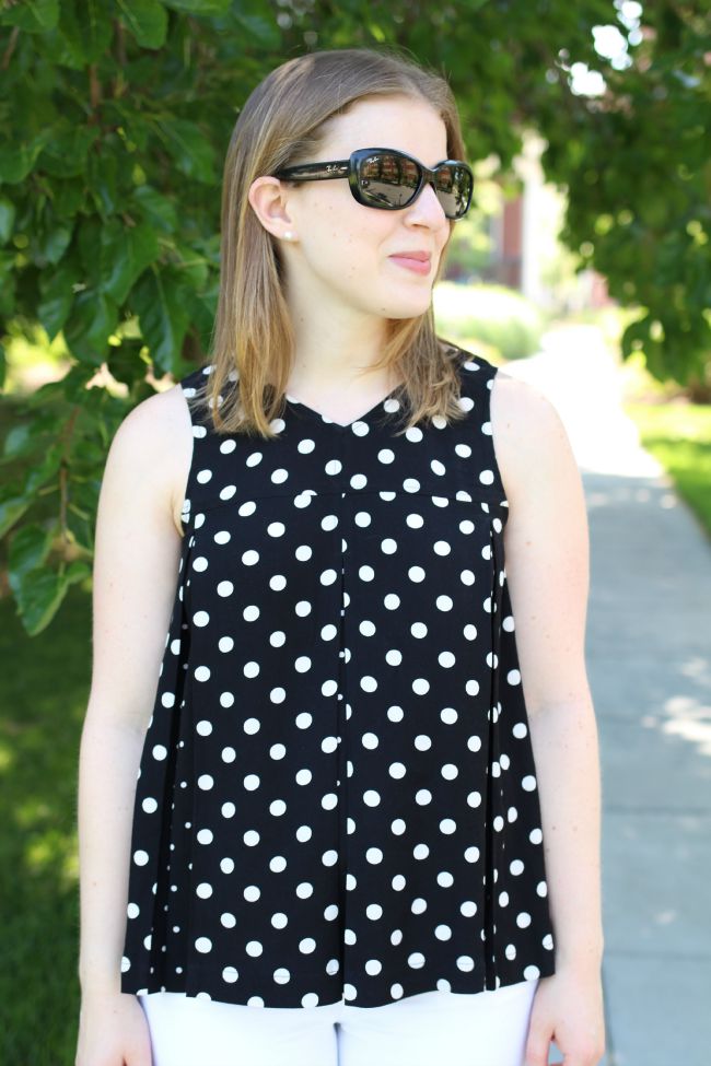 madewell trapeze, polka dot top, white jeans, white denim, joe's jeans, rayban sunglasses, peep toe