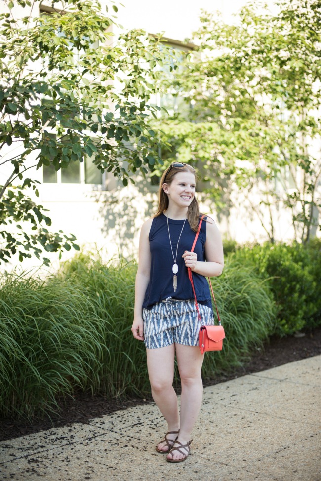 DC woman blogger with Vera Bradley bag