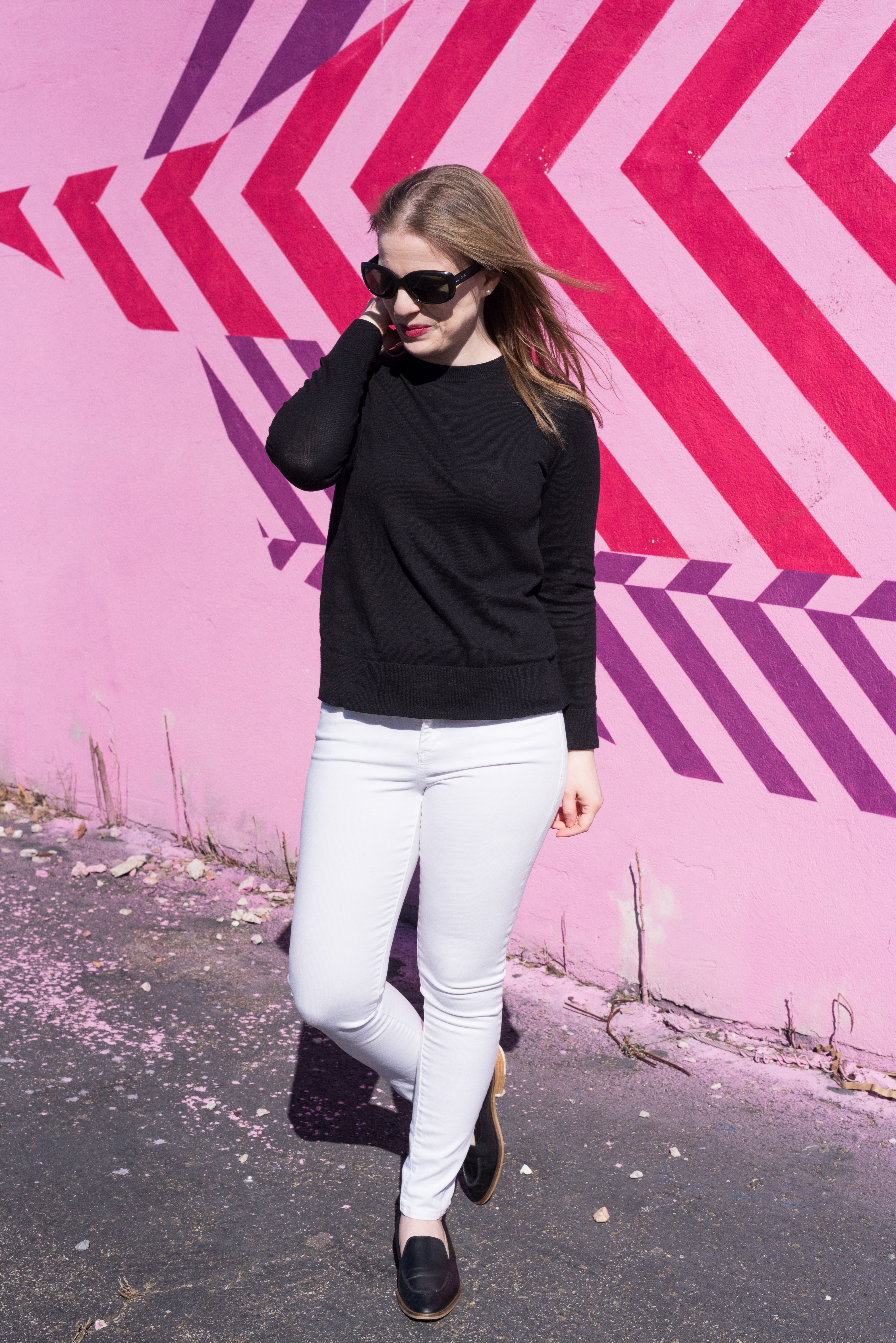 woman wearing American Eagle Outfitters Jegging, black sweater fashion blogger