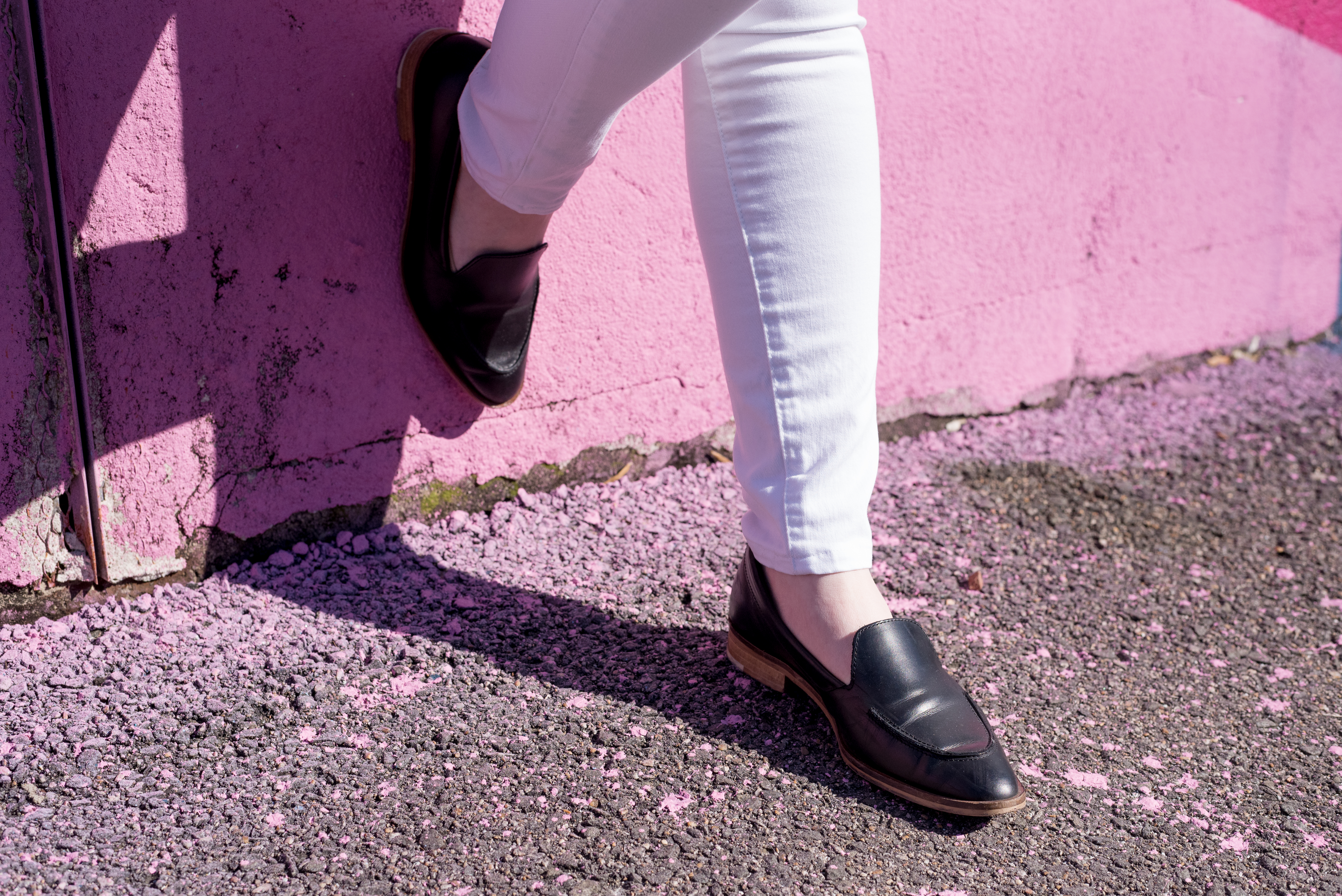 black Everlane Modern loafer with white skinny jeans