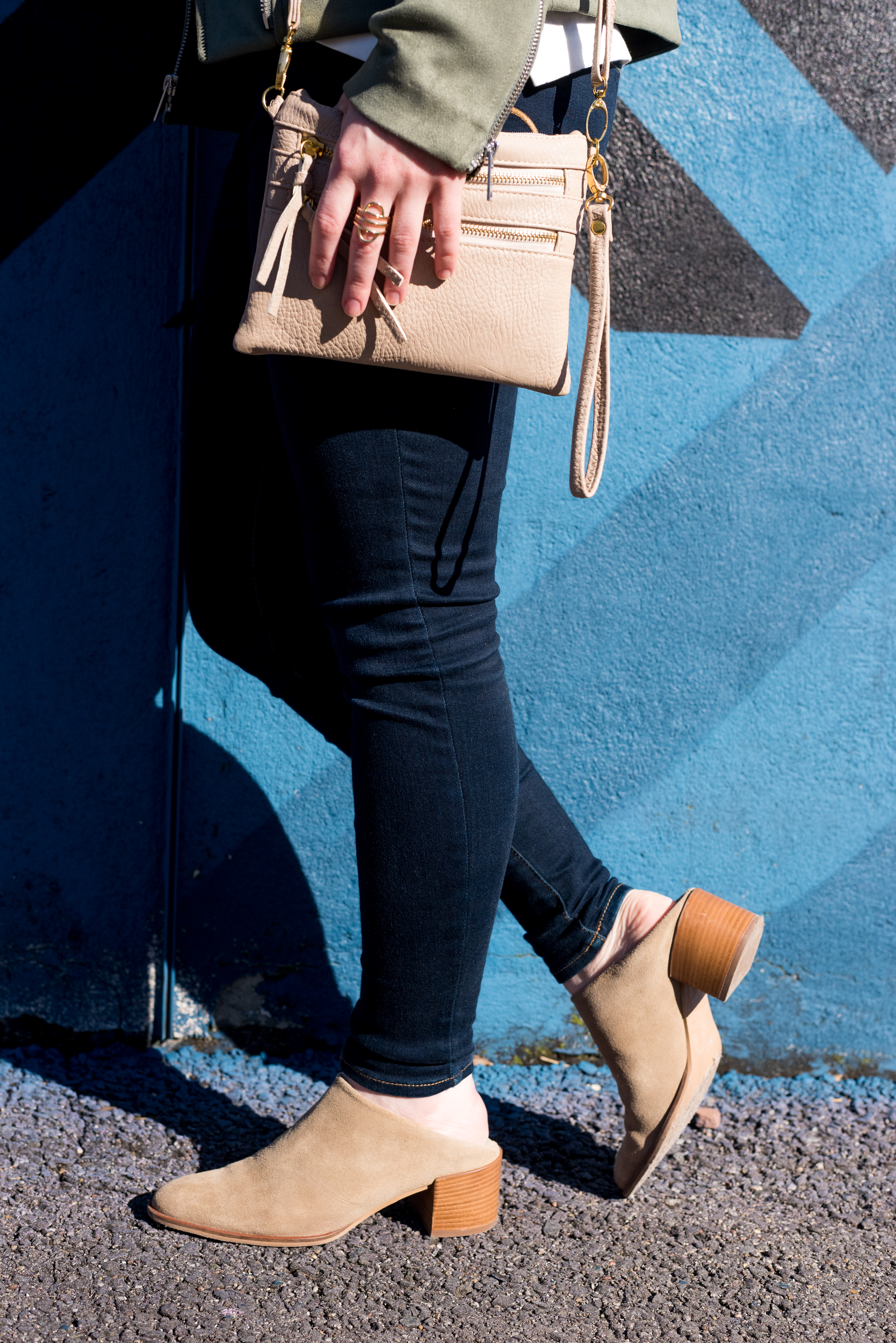 woman fashion blogger wearing Everlane Suede Heel Mule