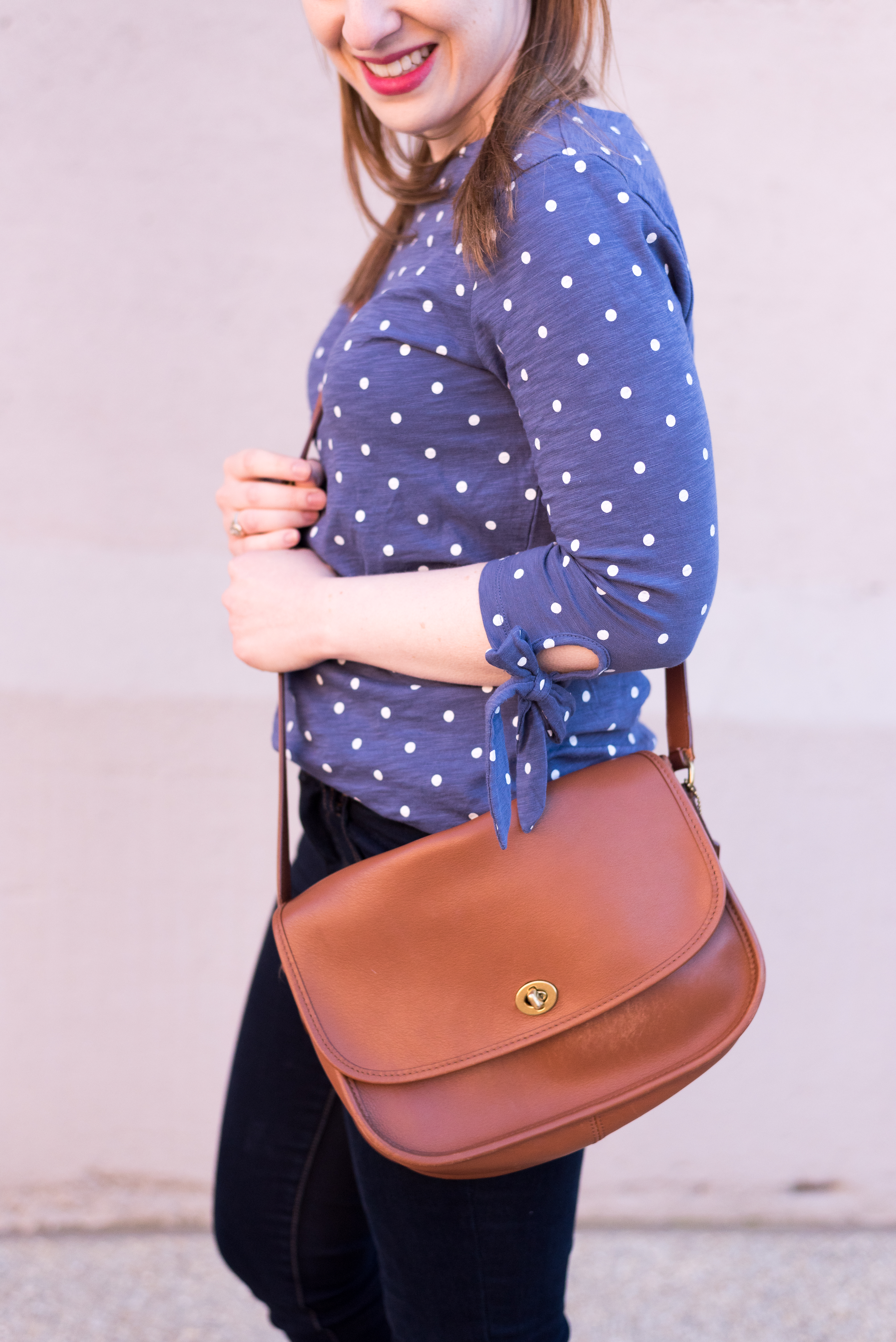 dc blogger woman wearing Old Navy tee tie-sleeve