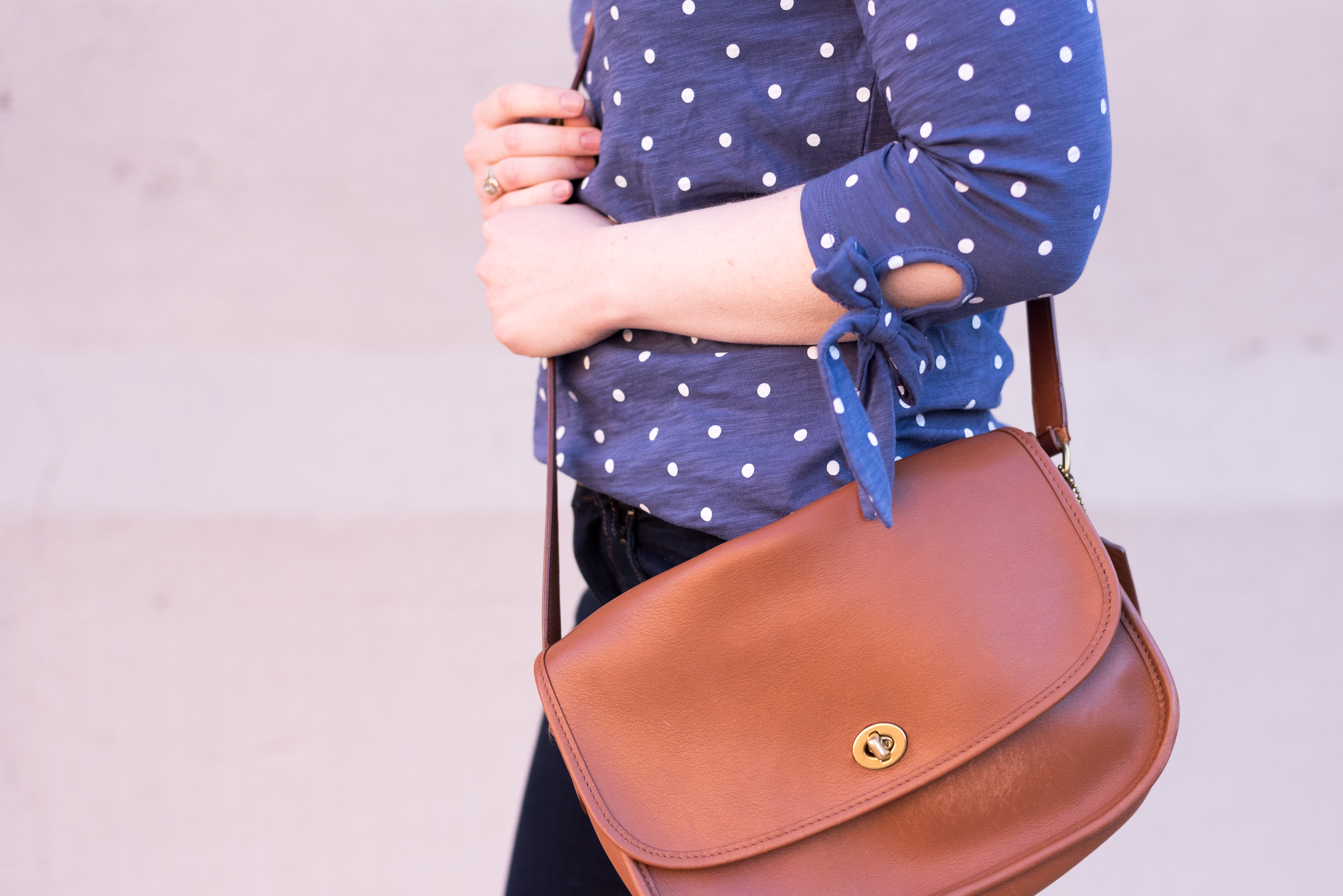 dc blogger woman wearing Old Navy tie-sleeve tee boat neck