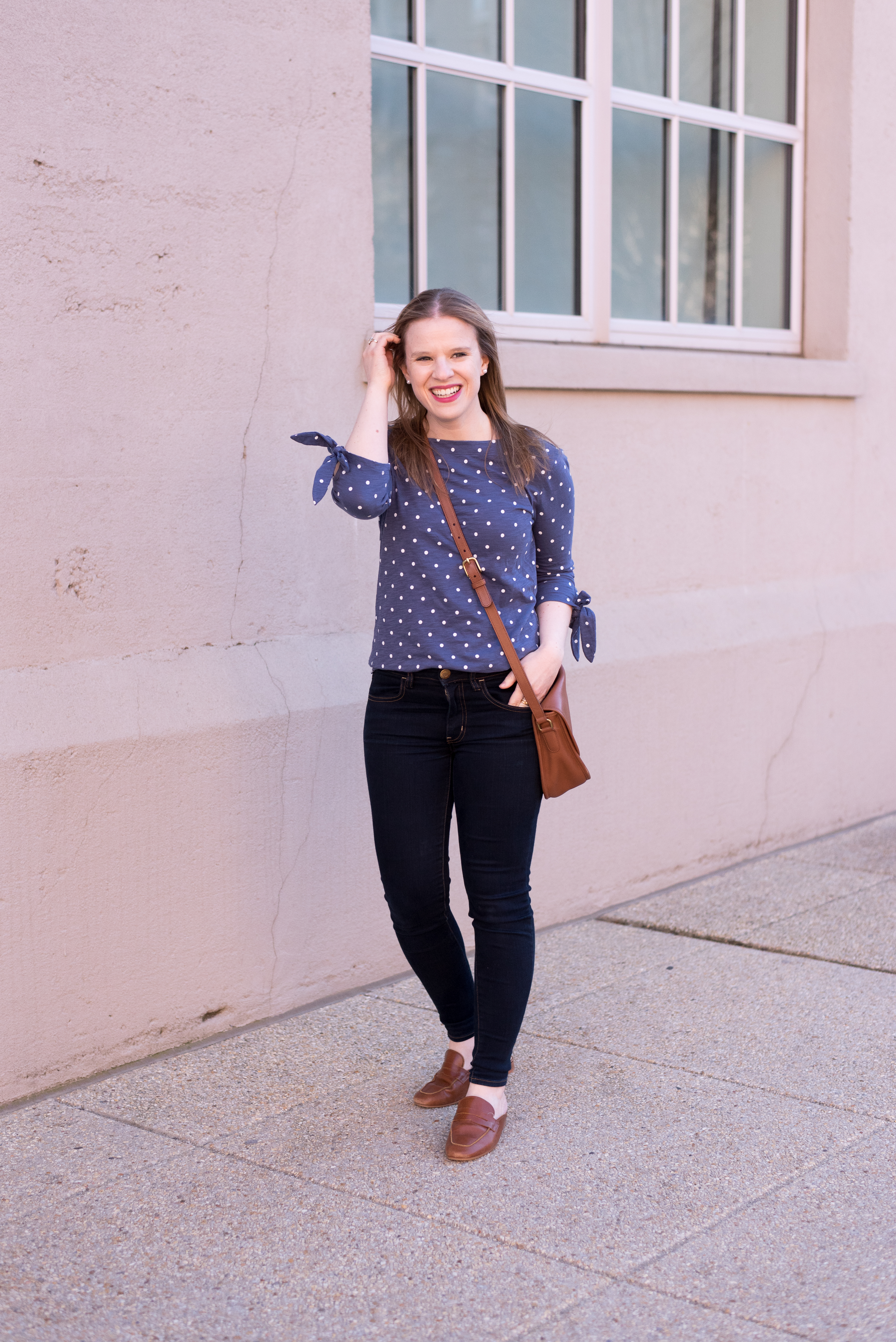 dc blogger woman wearing Relaxed tie-sleeve tee Old Navy