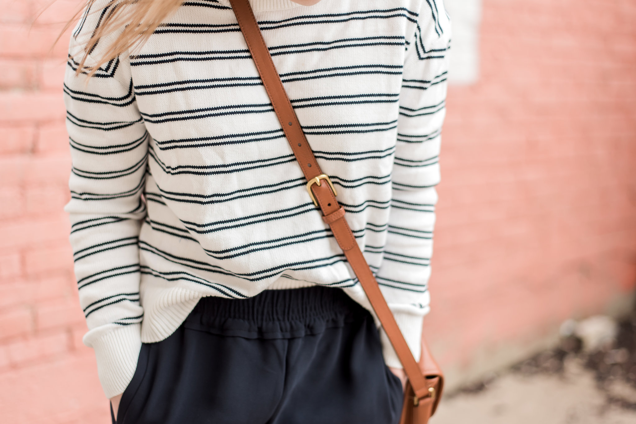 woman style blogger wearing Everlane crew long-sleeve