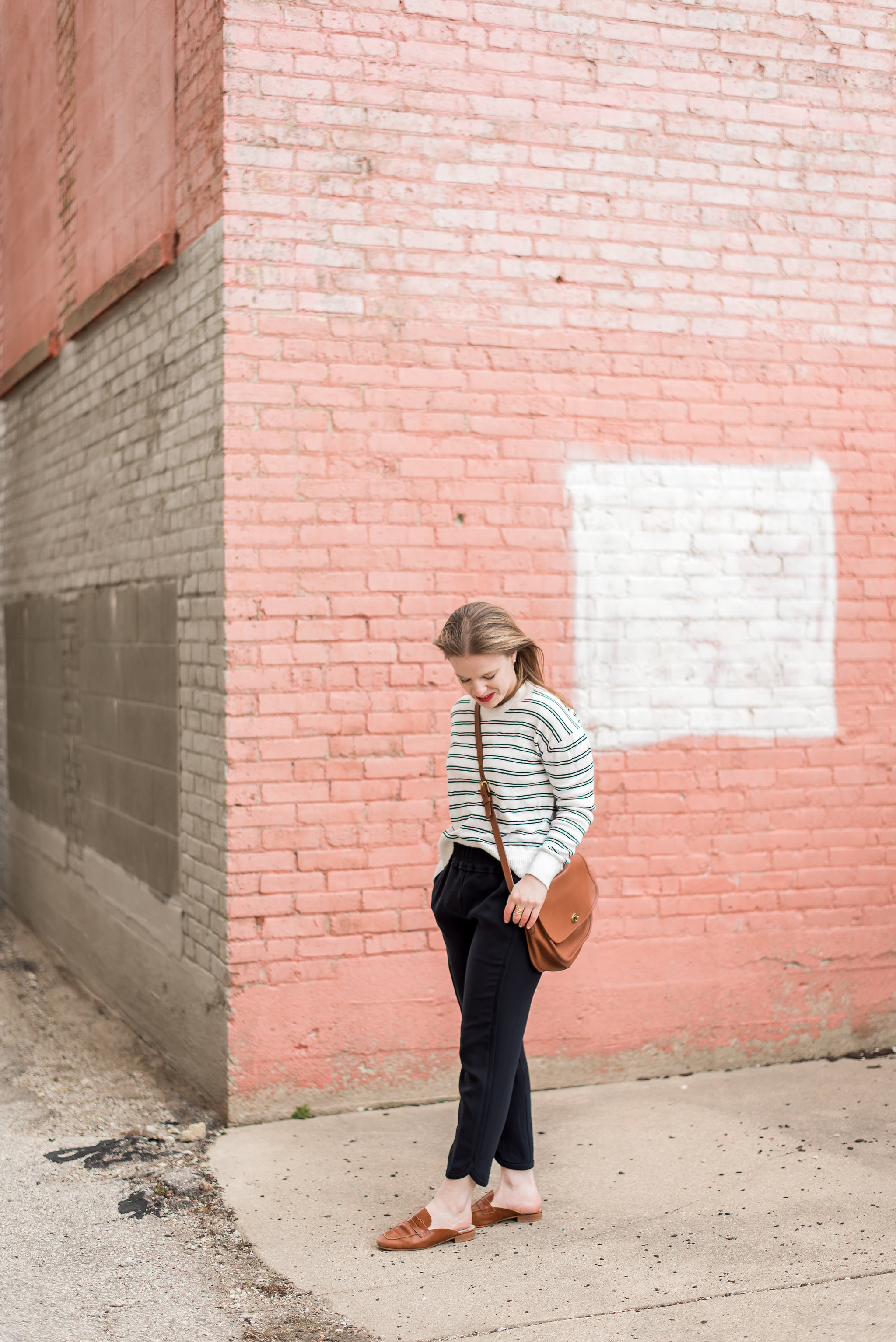 woman style blogger wearing J Crew Women's Joggers Reese Pants