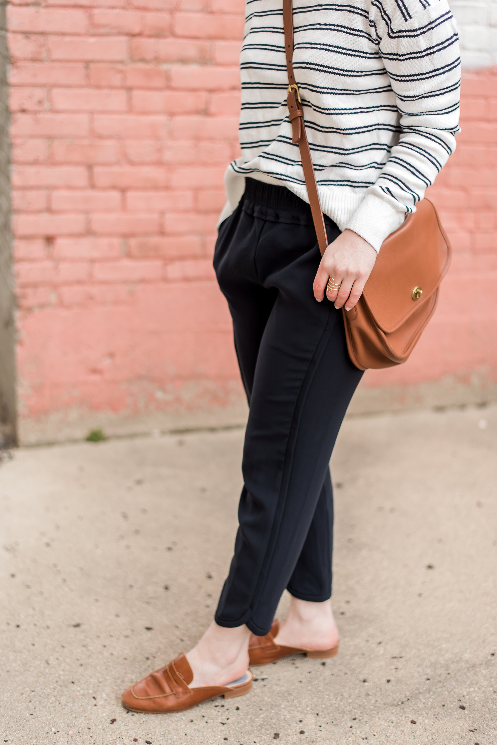 woman style blogger wearing Joggers Reese Pants J Crew