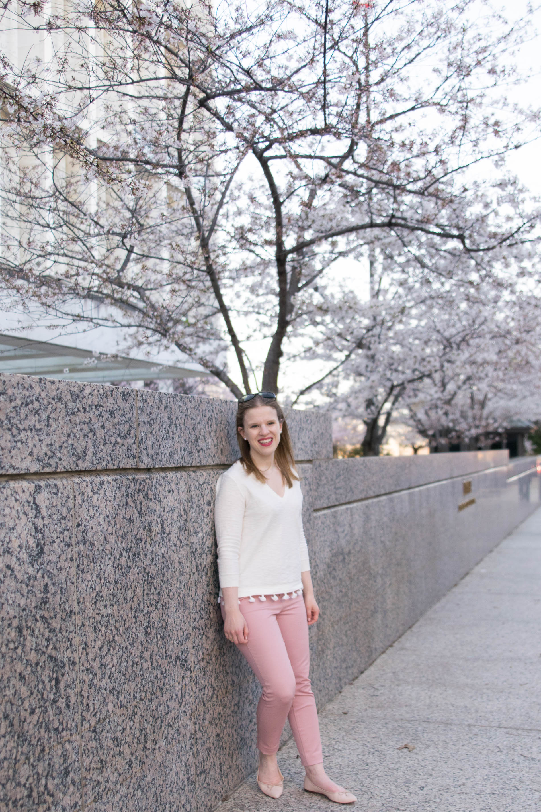 dc woman style blogger wearing Old Navy Mid-Rise Pixie Ankle Pants