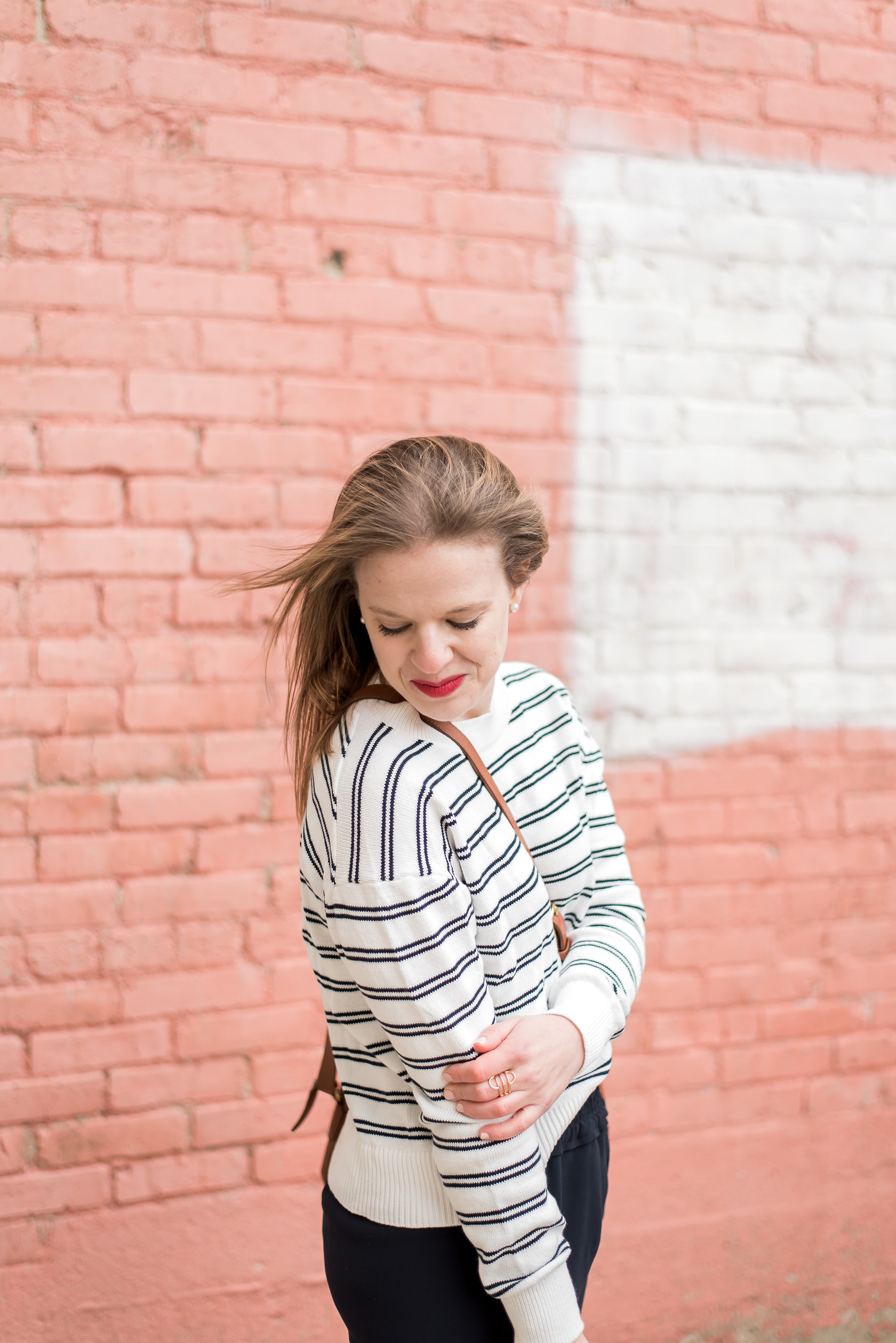 woman style blogger wearing The Cotton sweater Everlane long-sleeved