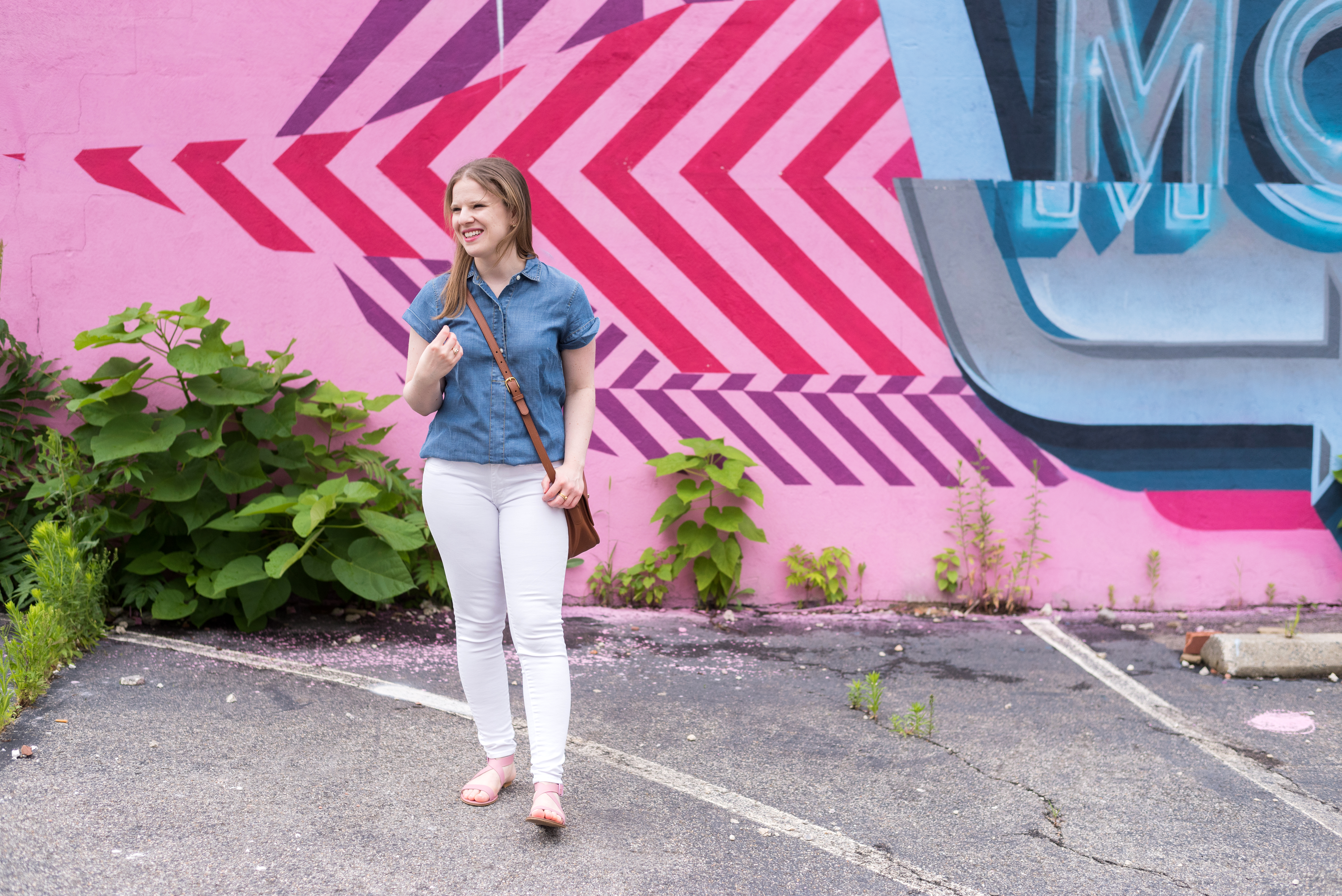 DC woman blogger wearing Aeo AE White Denim X Jegging