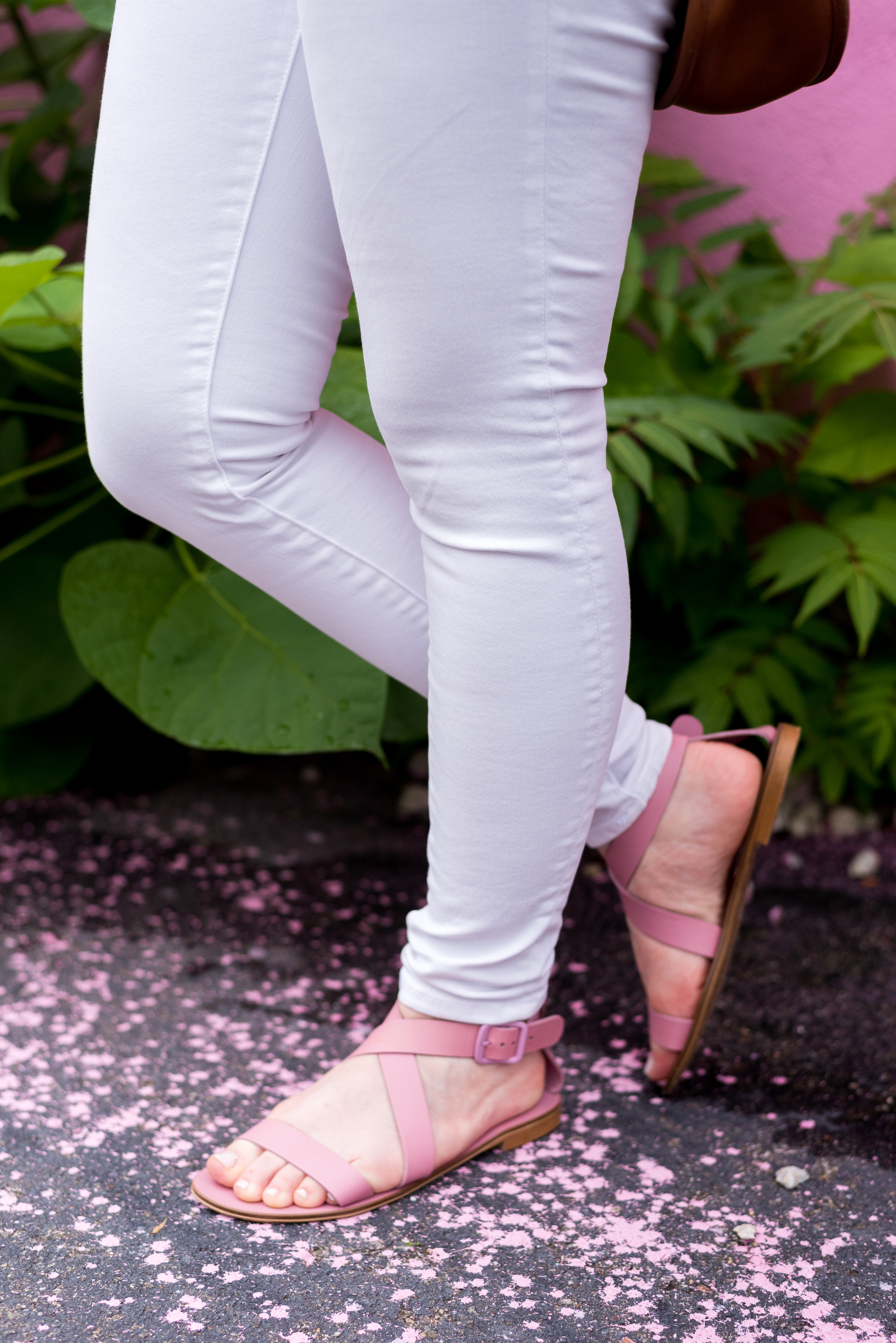 DC woman blogger wearing Everlane The Modern Wrap Sandal Dusty Pink