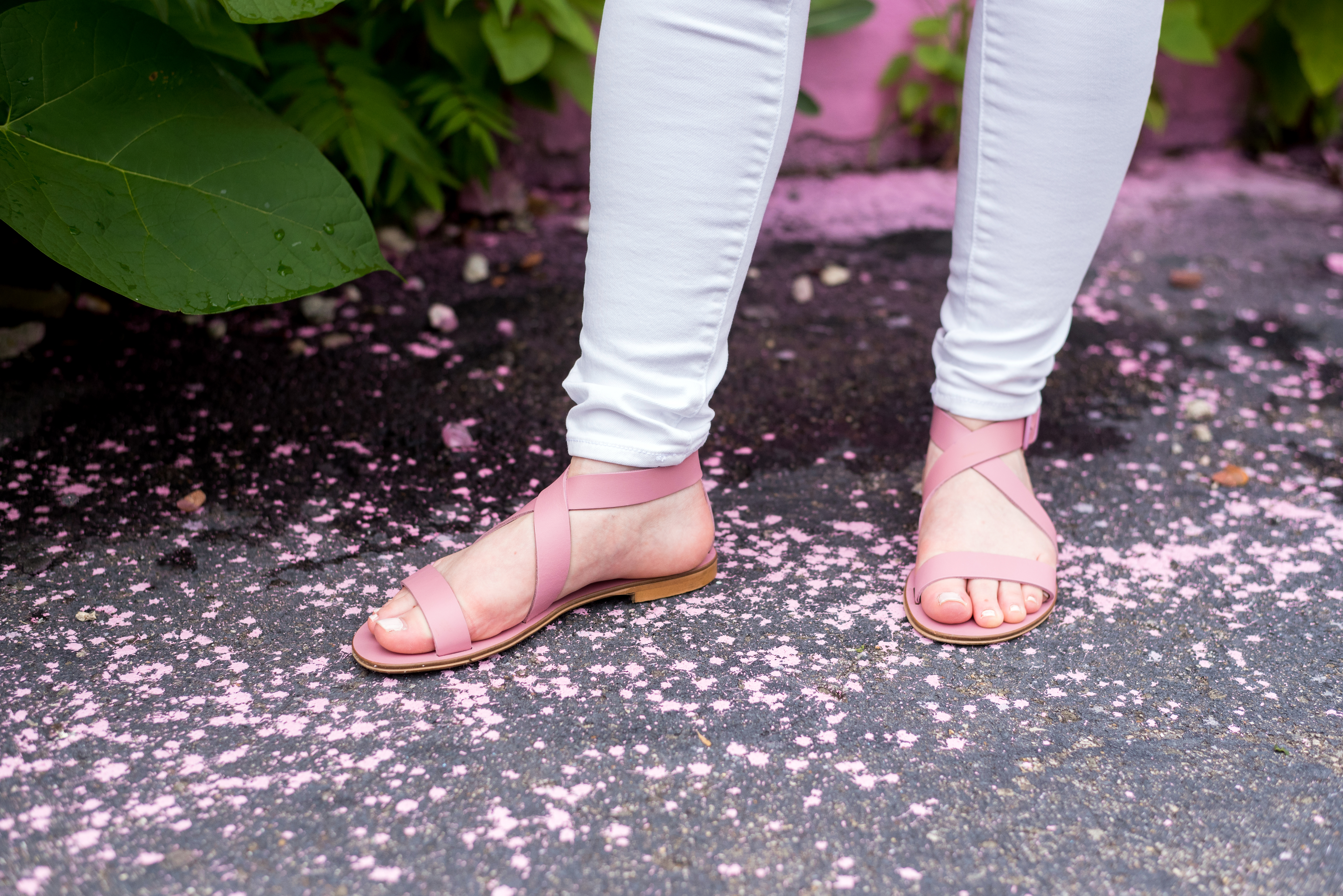 DC woman blogger wearing Everlane The Modern Wrap Sandal