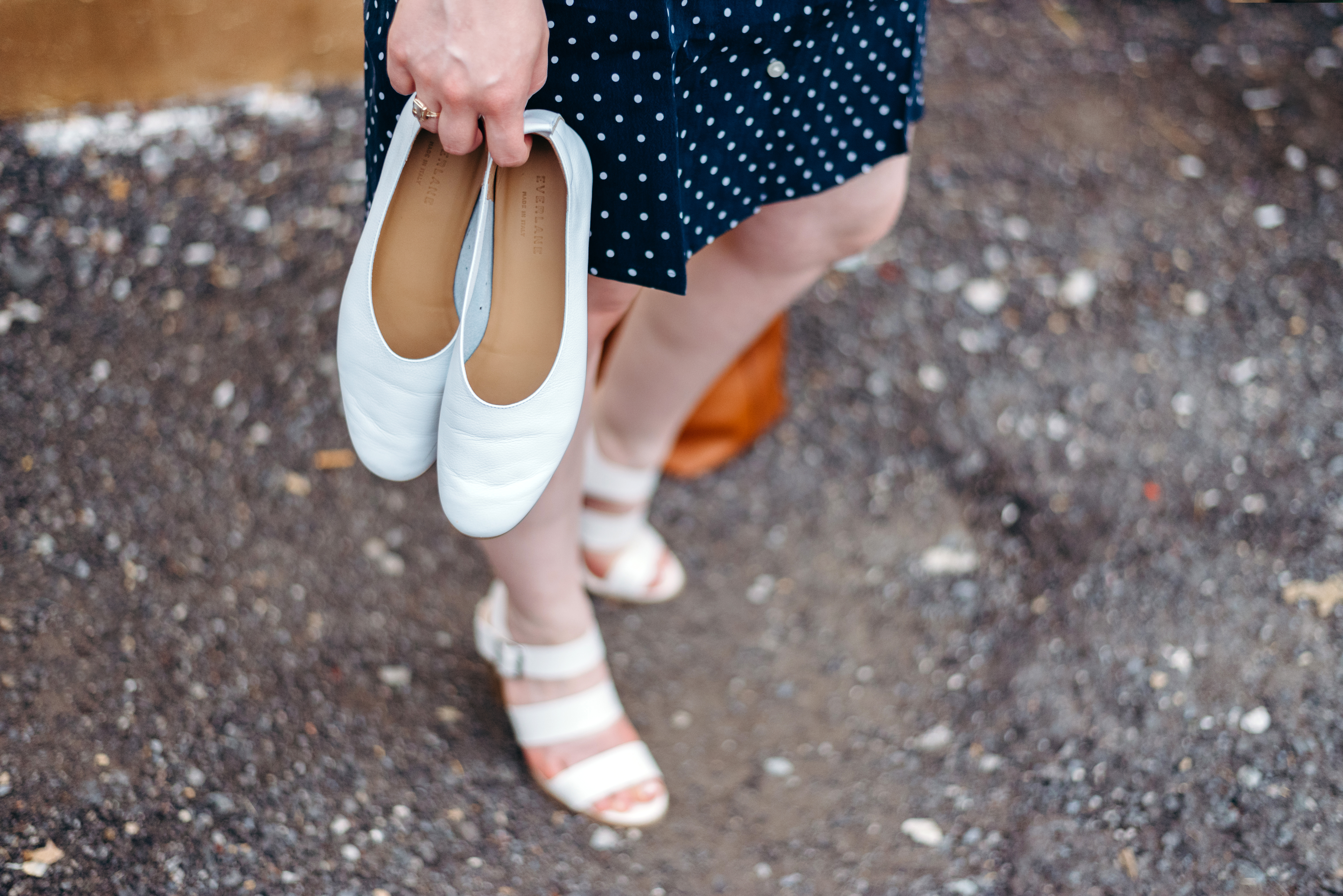 DC woman blogger holding Everlane the Day Glove