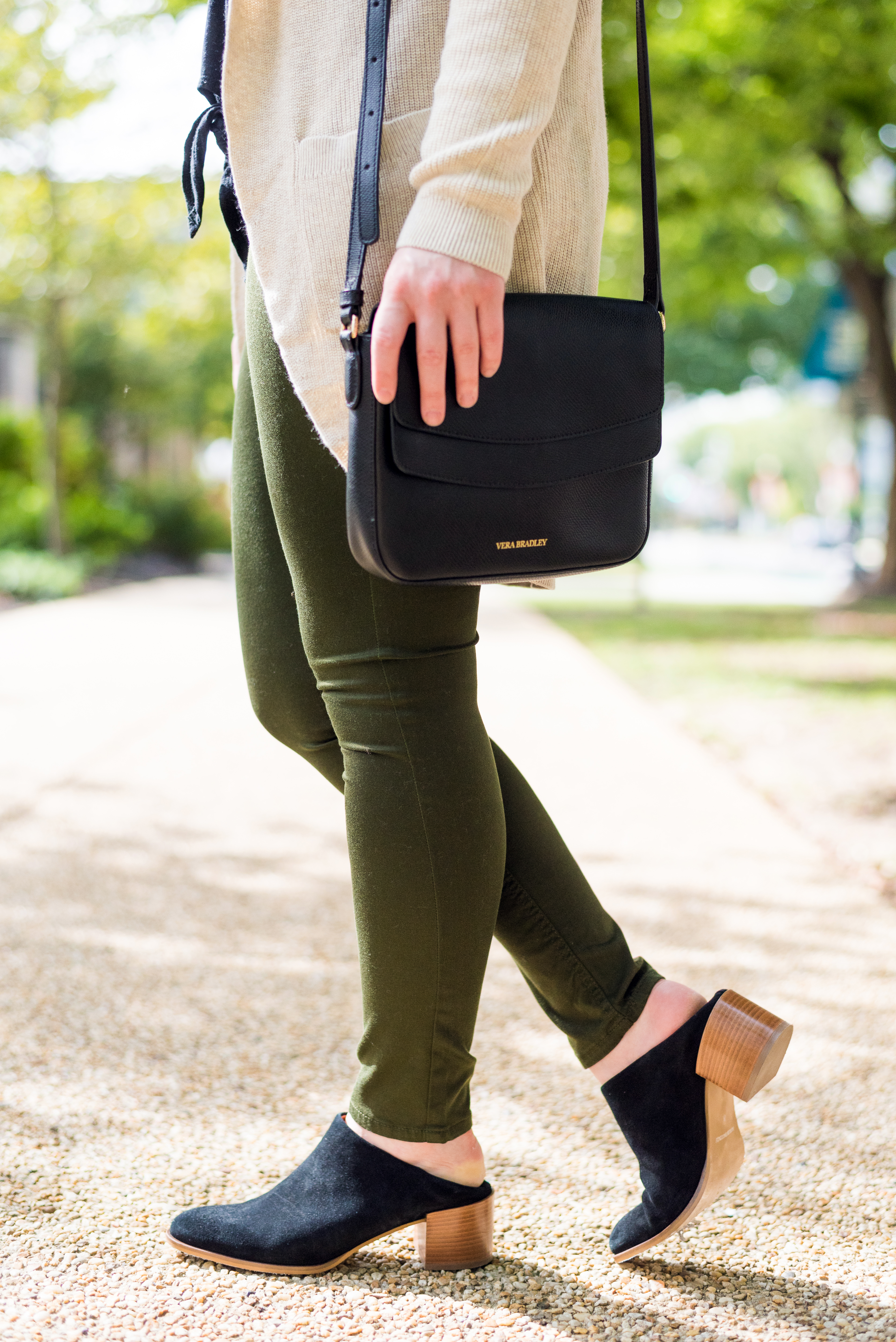 DC woman blogger wearing Everlane the Suede Heel Mule