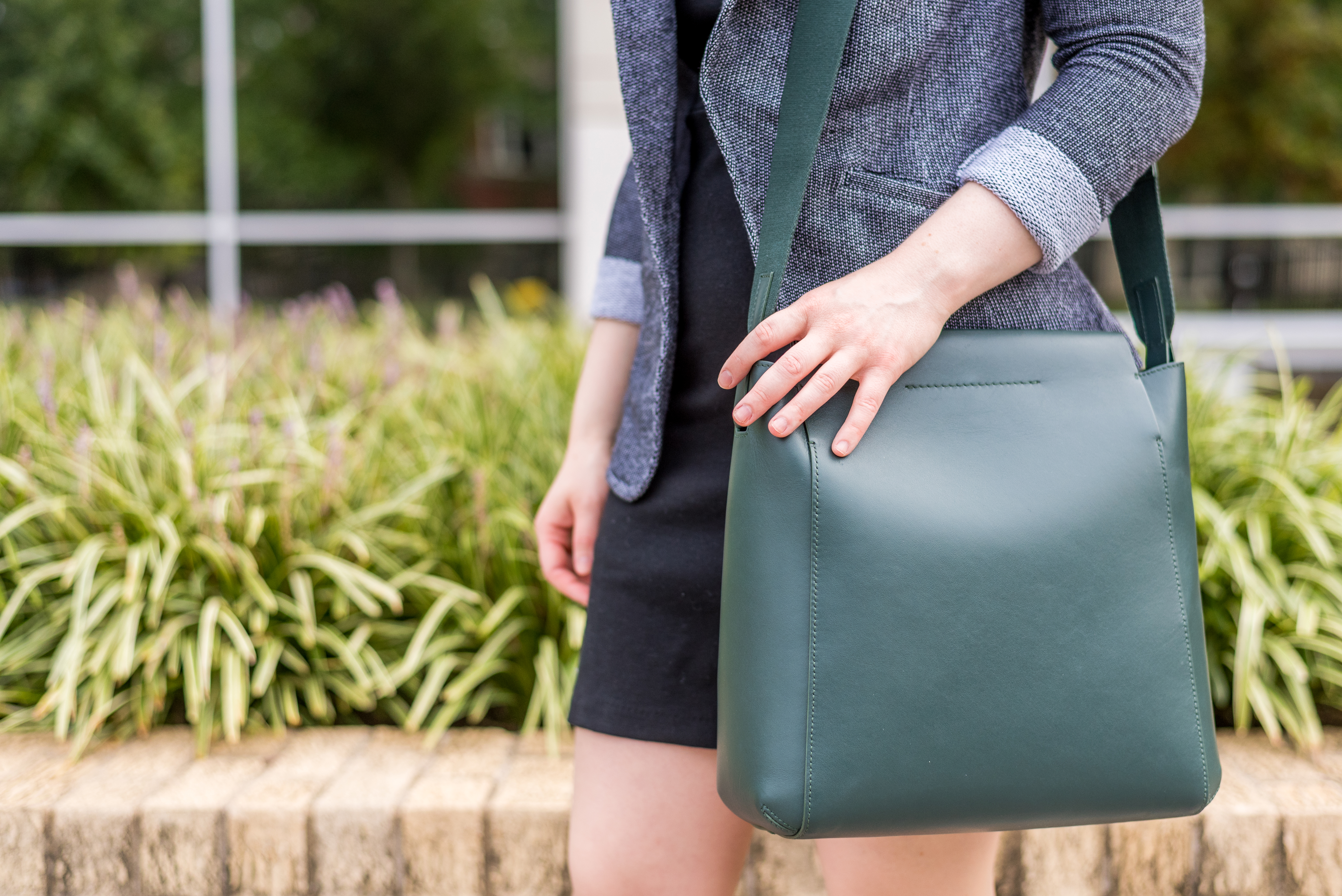 DC woman blogger with Everlane The Form Bag