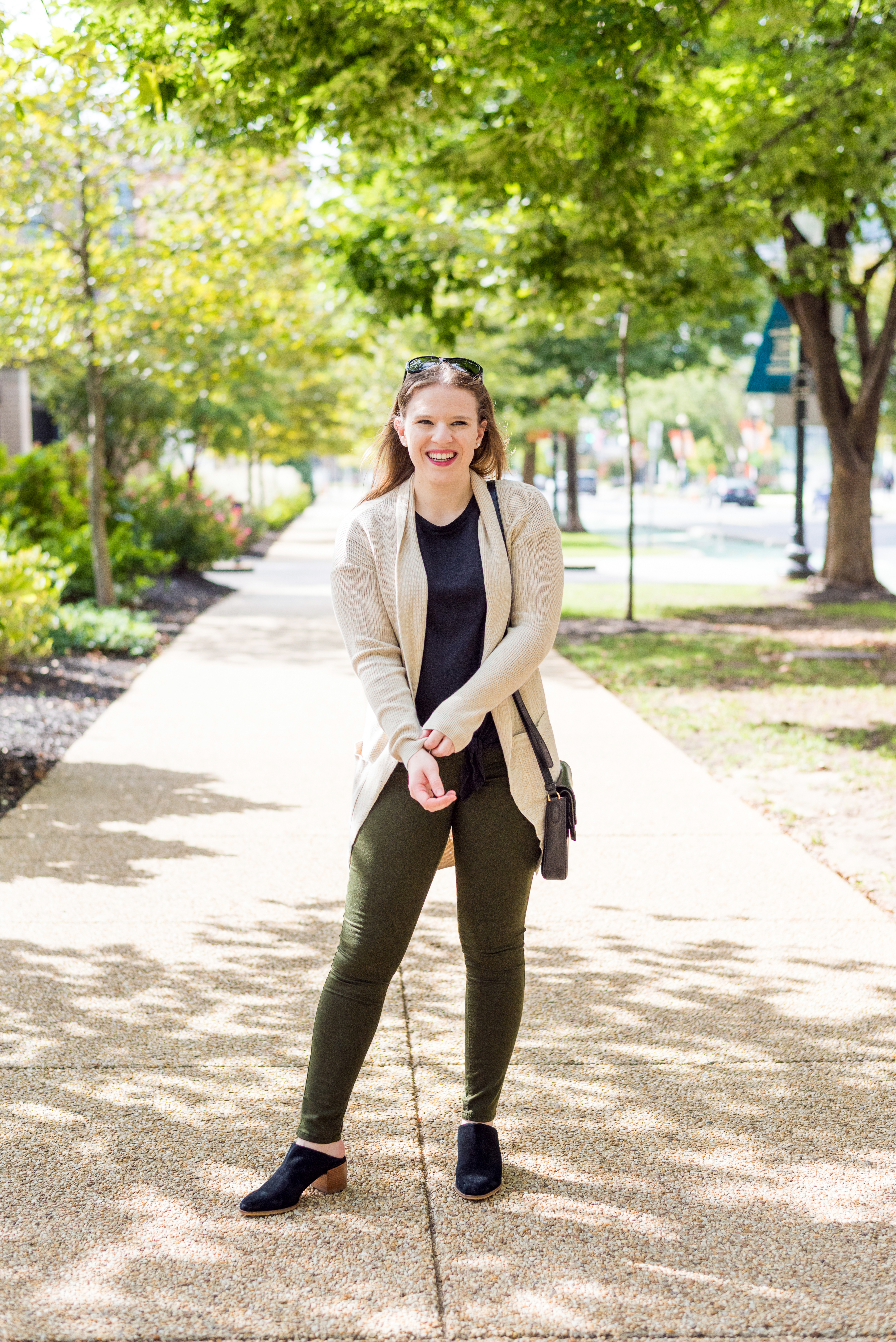 dc woman style blogger wearing Old Navy mid-rise sateen rockstar jeans