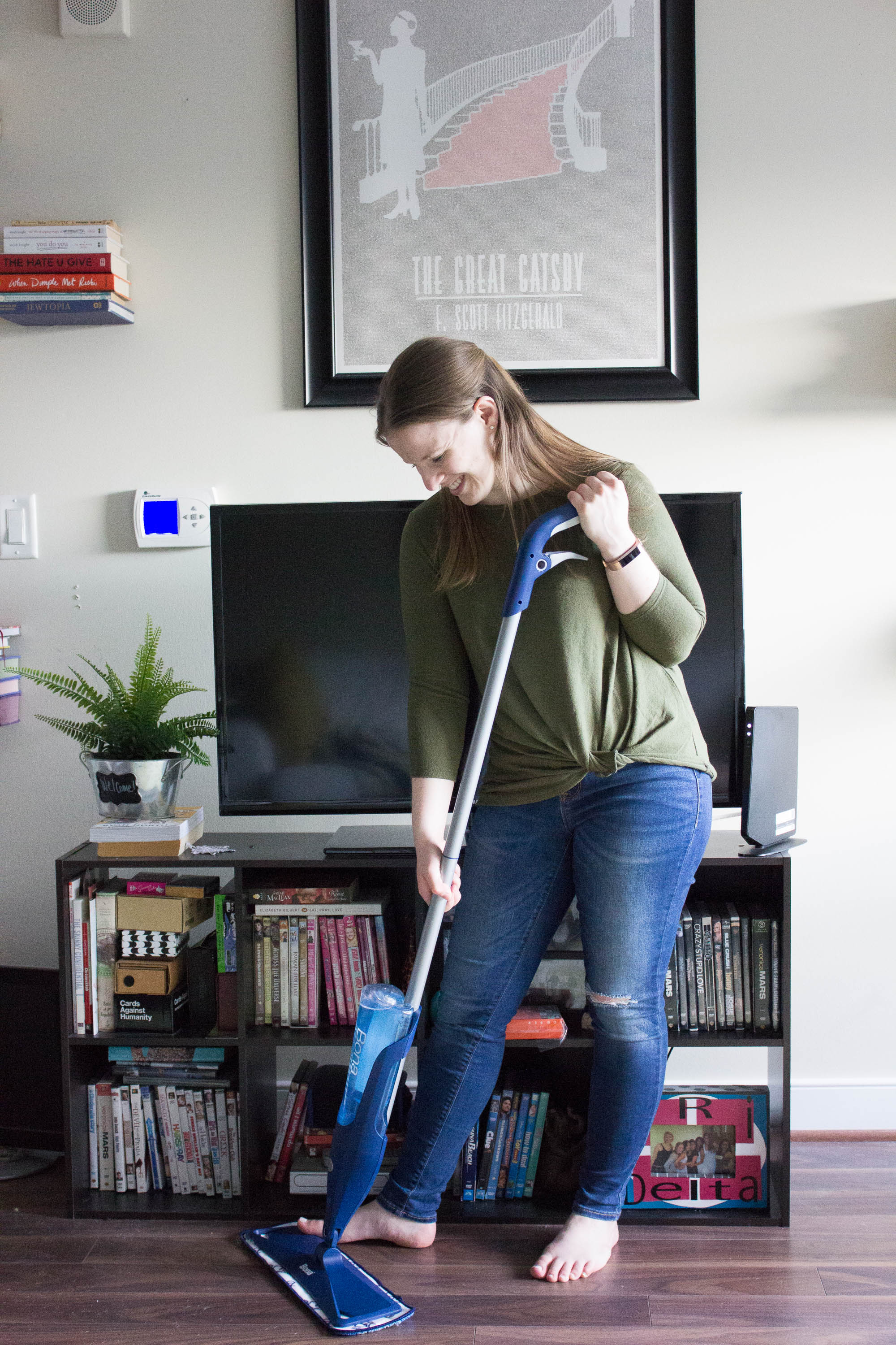 dc woman blogger using bona hardwood floor mop