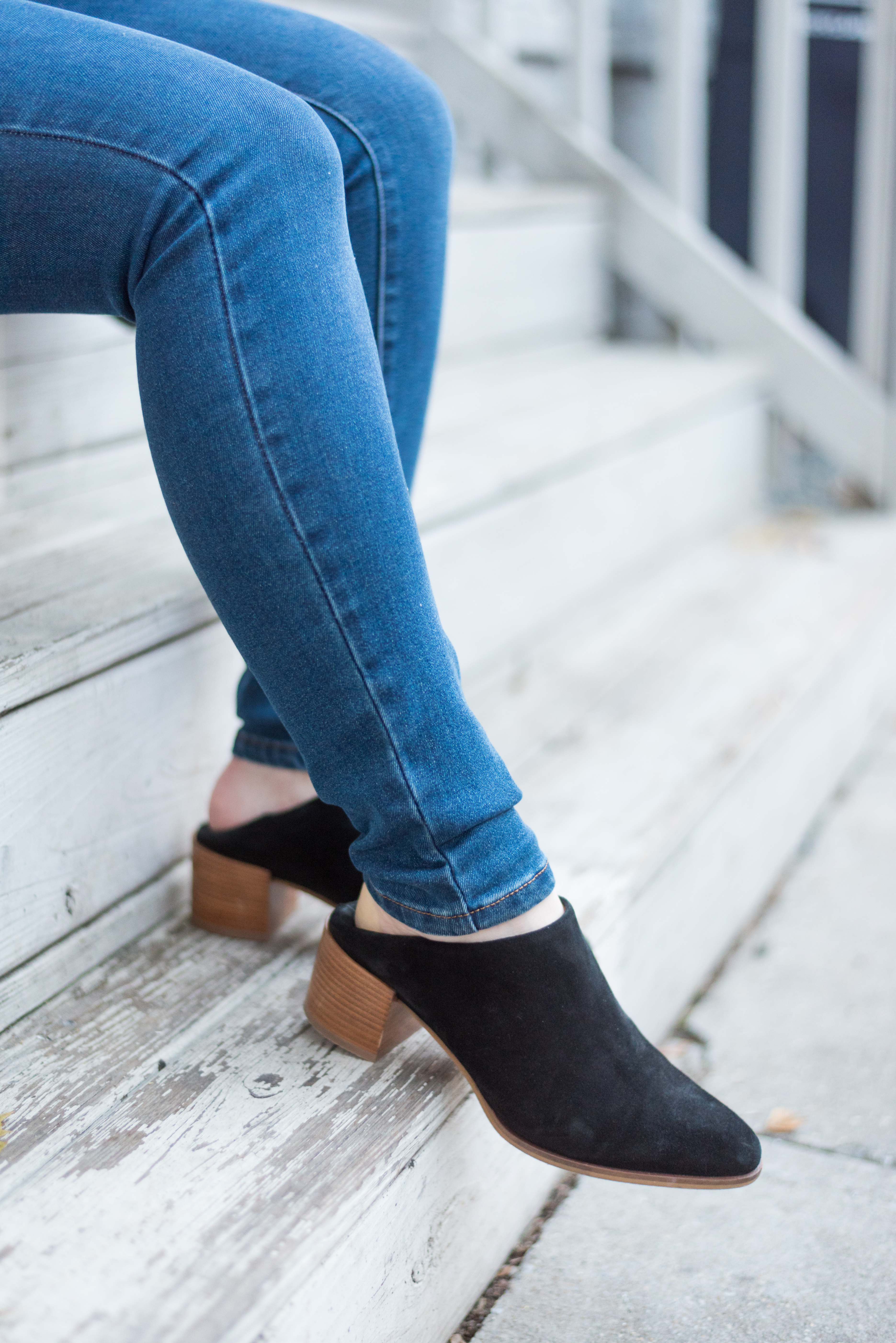 DC woman blogger wearing Everlane Suede Heeled Mule