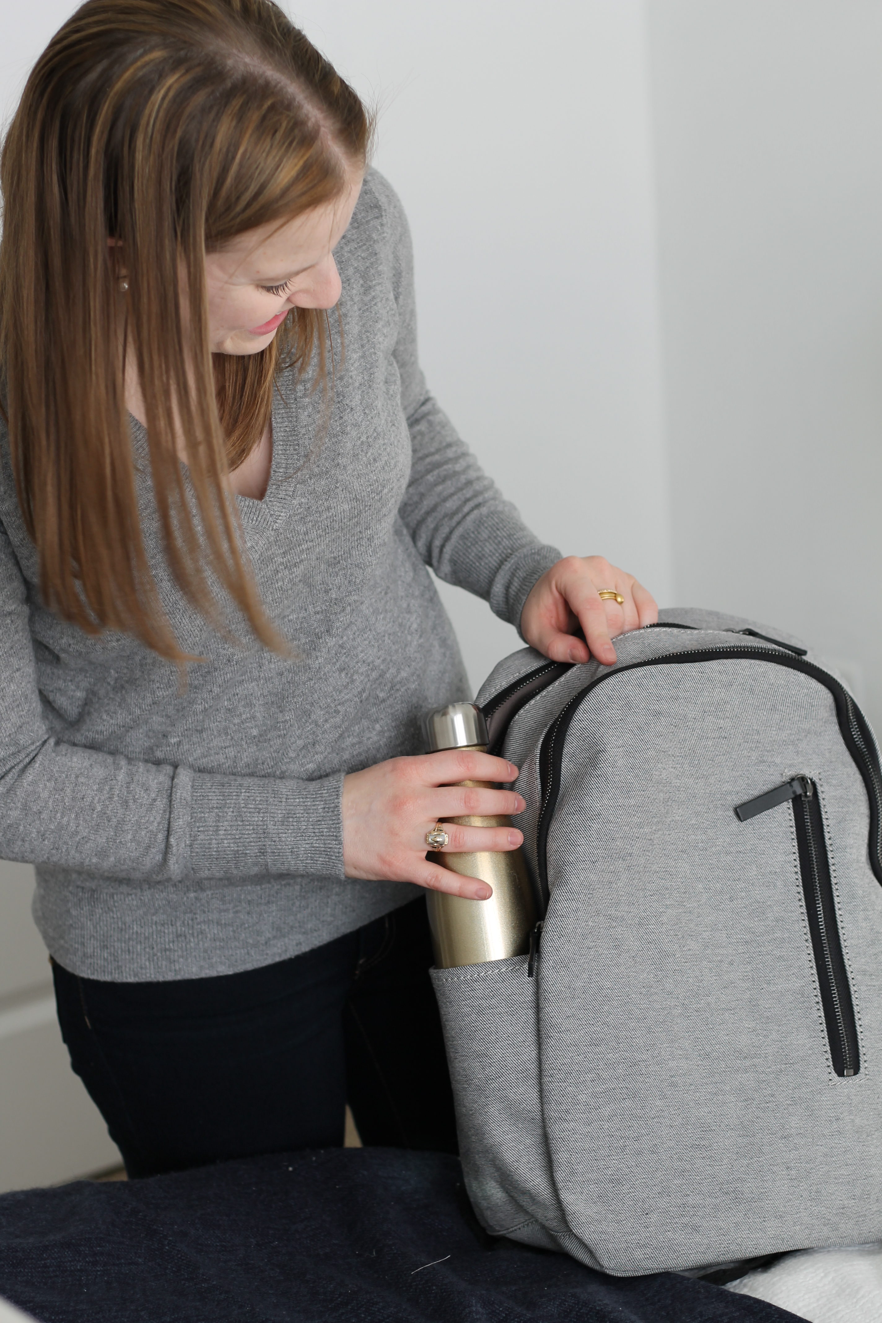 DC woman blogger with Everlane the Nylon Commuter Backpack