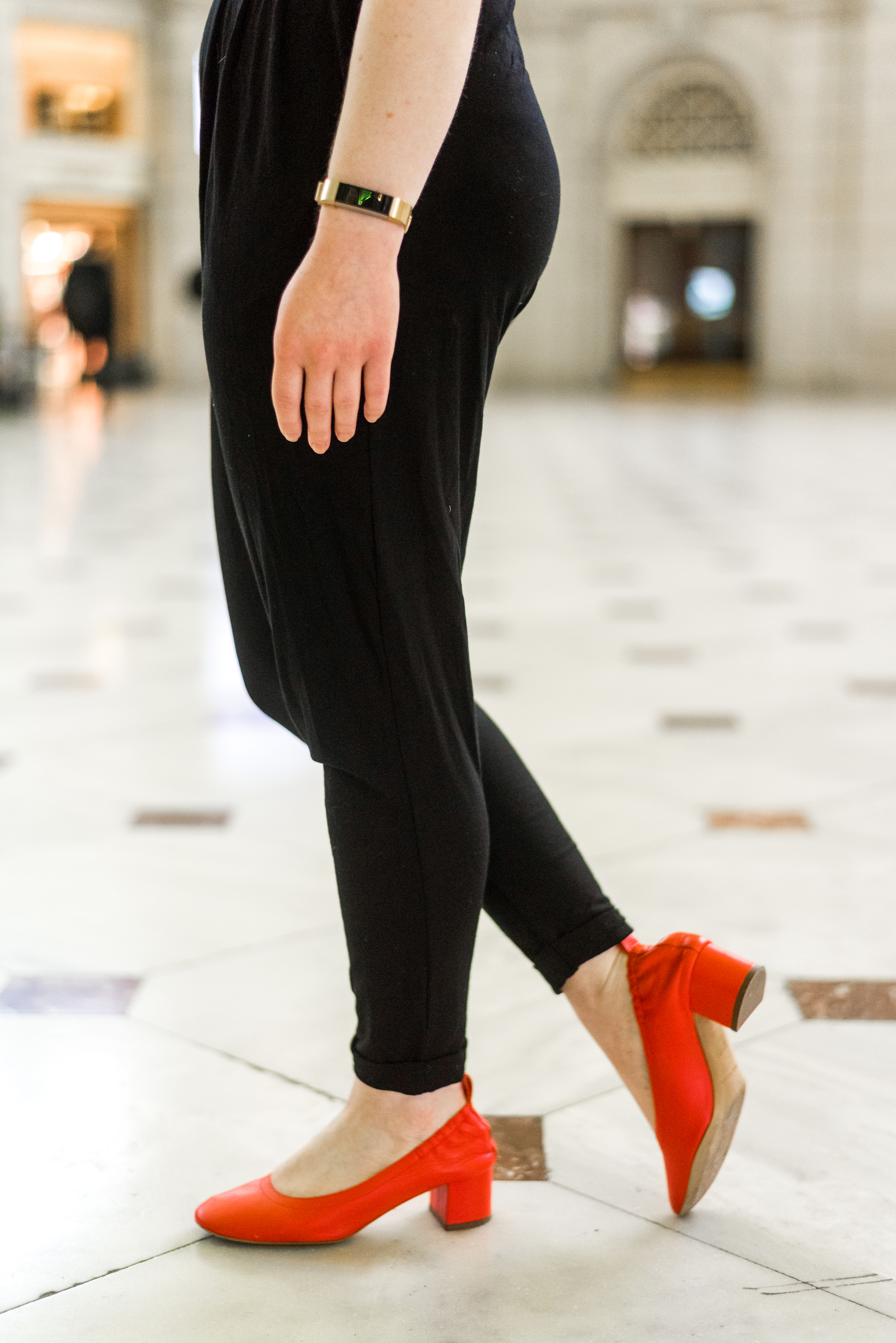 DC woman blogger wearing Everlane the Day Heel