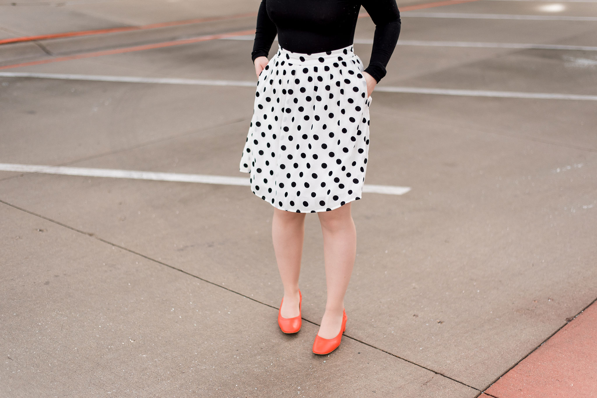DC woman blogger wearing J.Crew polka dot midi skirt