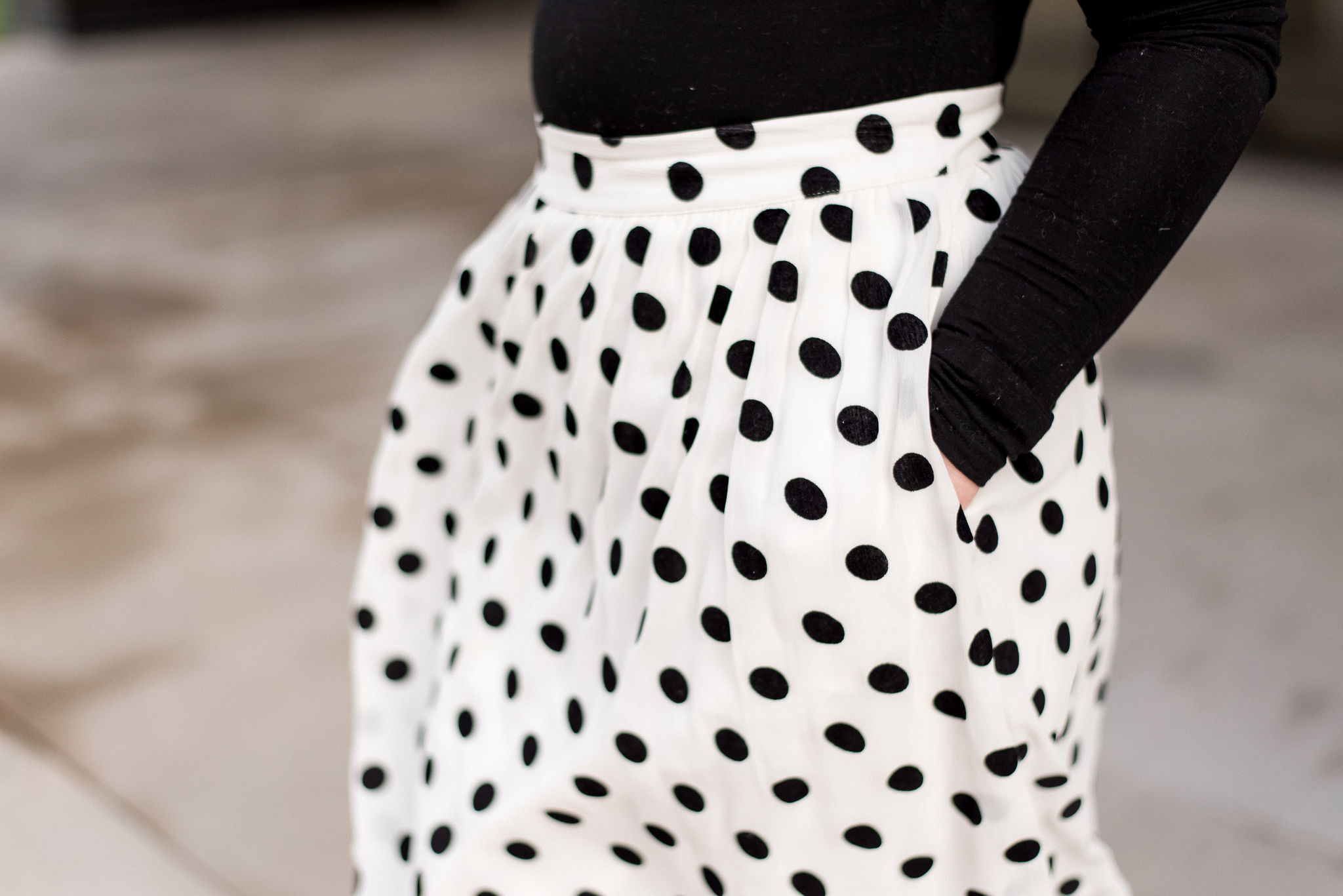 DC woman blogger wearing J.Crew polka dot midi skirt
