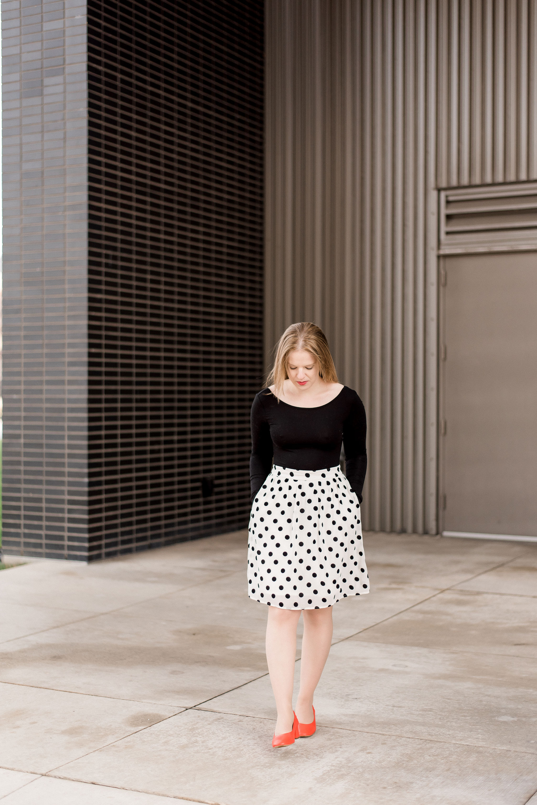 DC woman blogger wearing J.Crew polka dot midi skirt