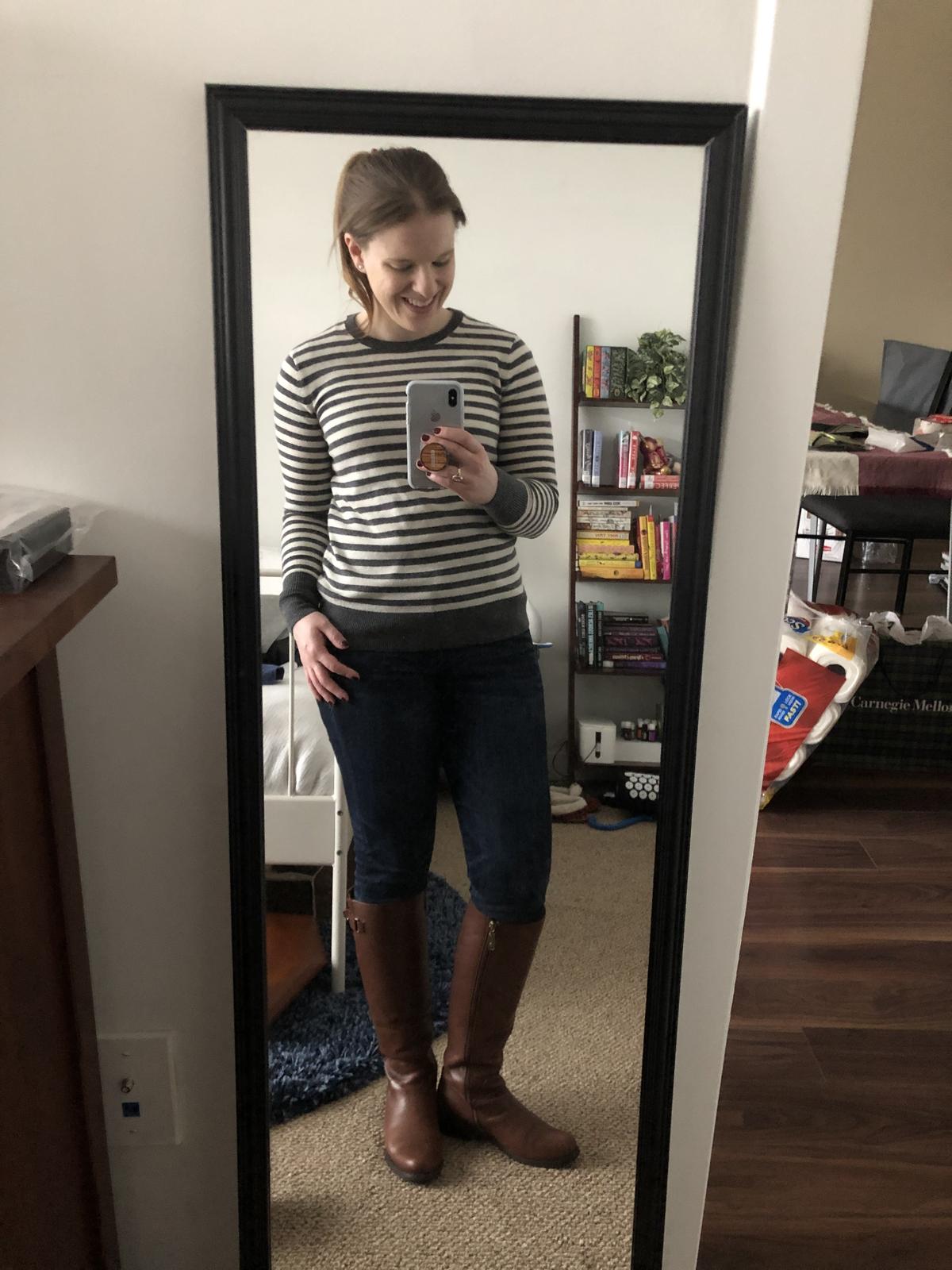 dc woman blogger wearing everlane cashmere crew sweater