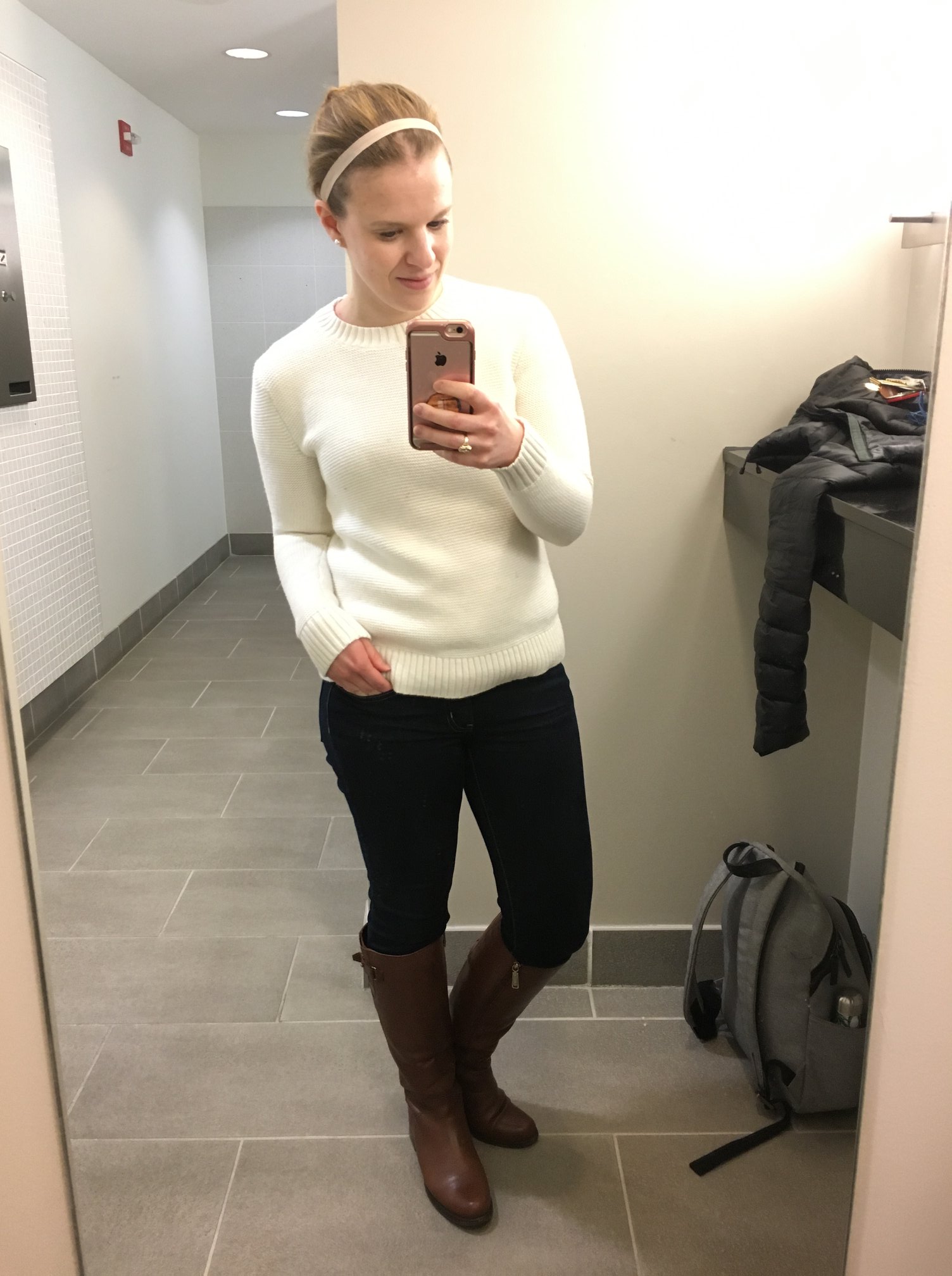 dc woman blogger wearing j.crew factory classic crewneck sweater