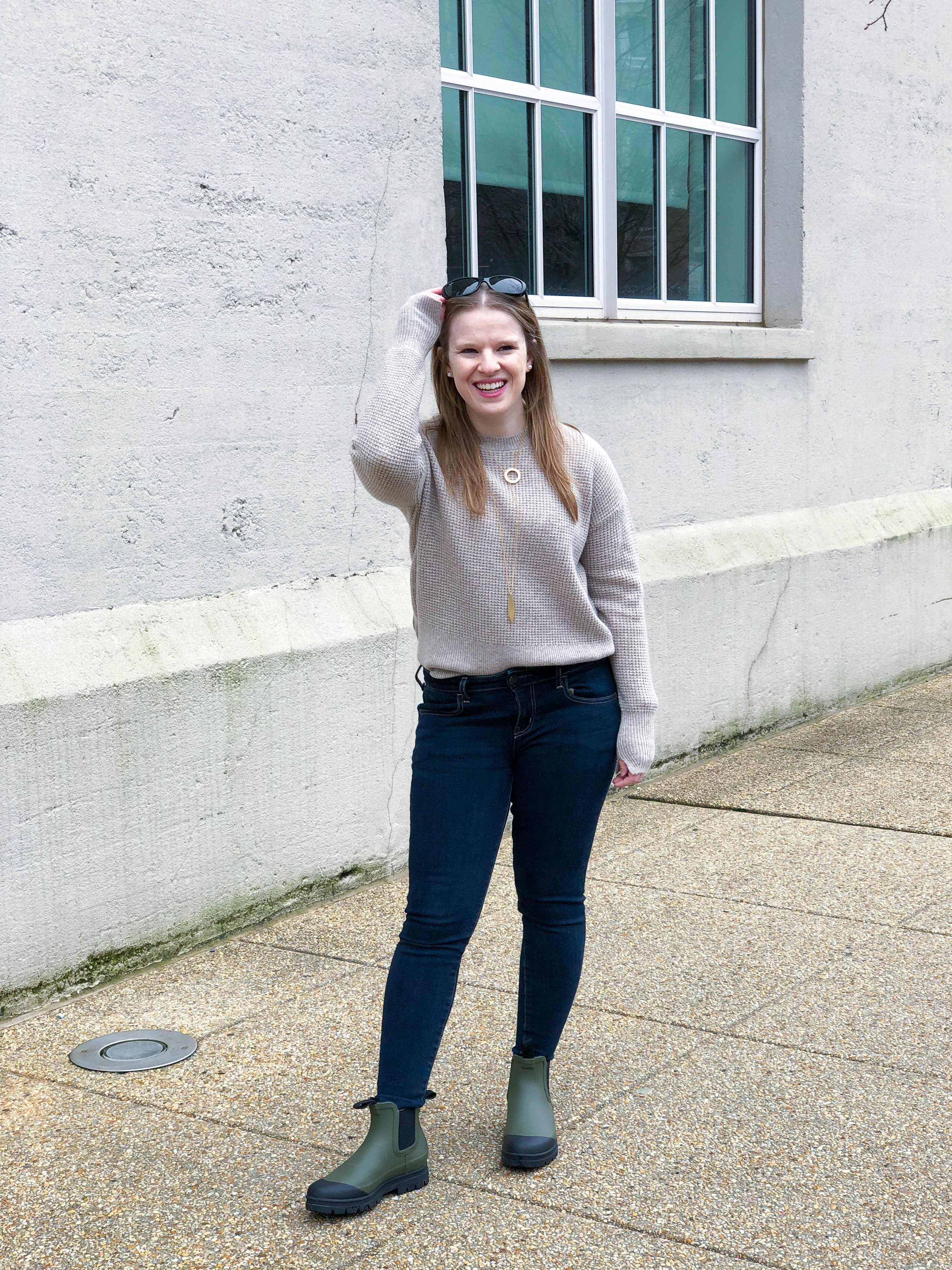 DC woman blogger wearing Everlane The Rain Boot