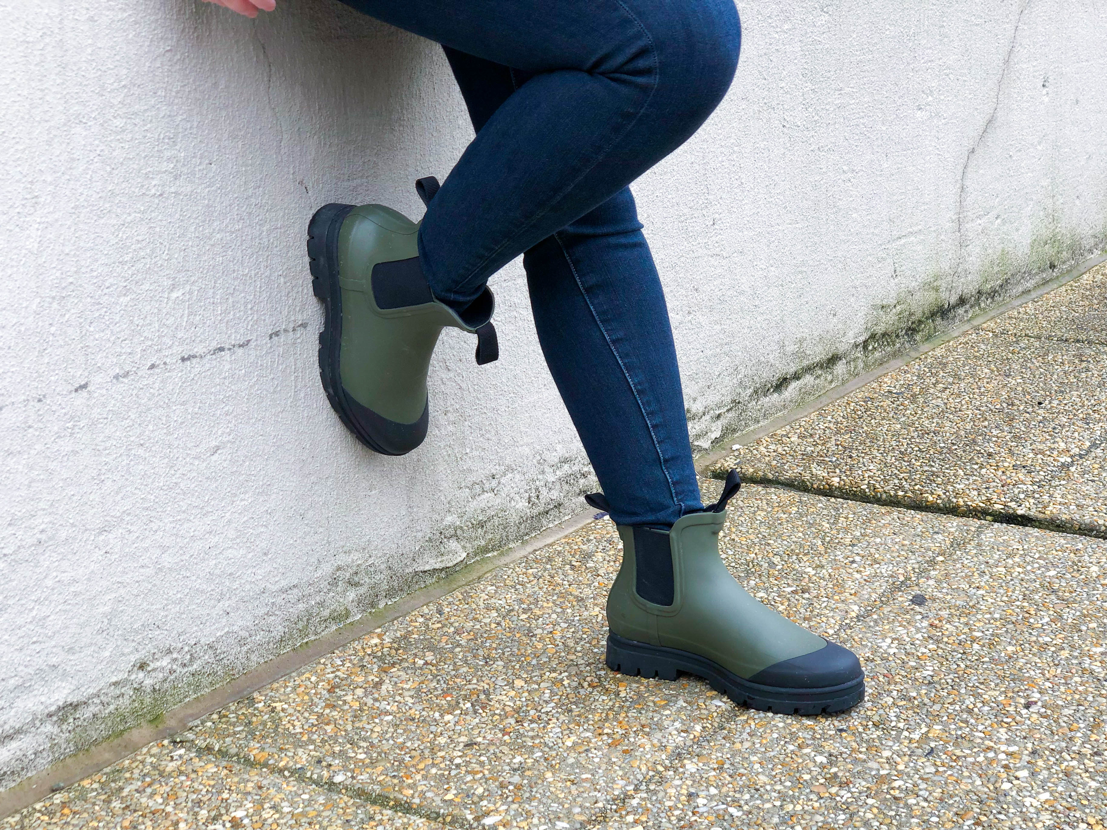 DC woman blogger wearing Everlane The Rain Boot