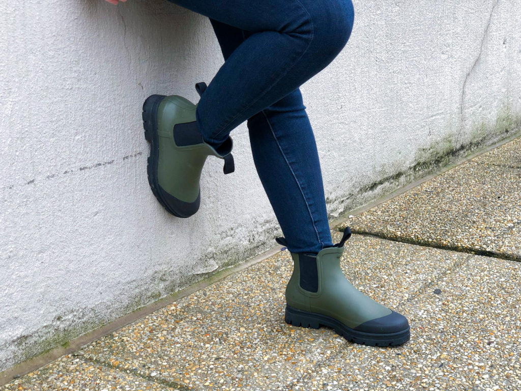 chelsea rain boots by everlane in stone size 6
