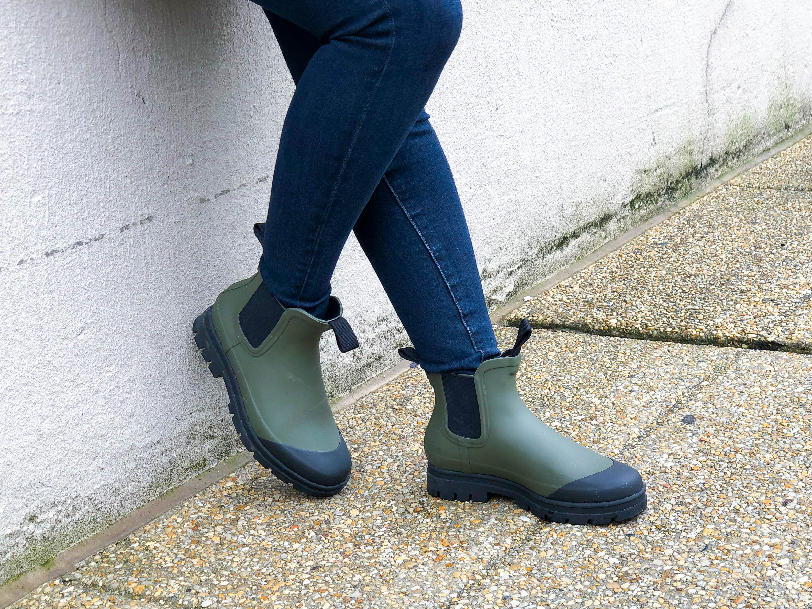 DC woman blogger wearing Everlane The Rain Boot