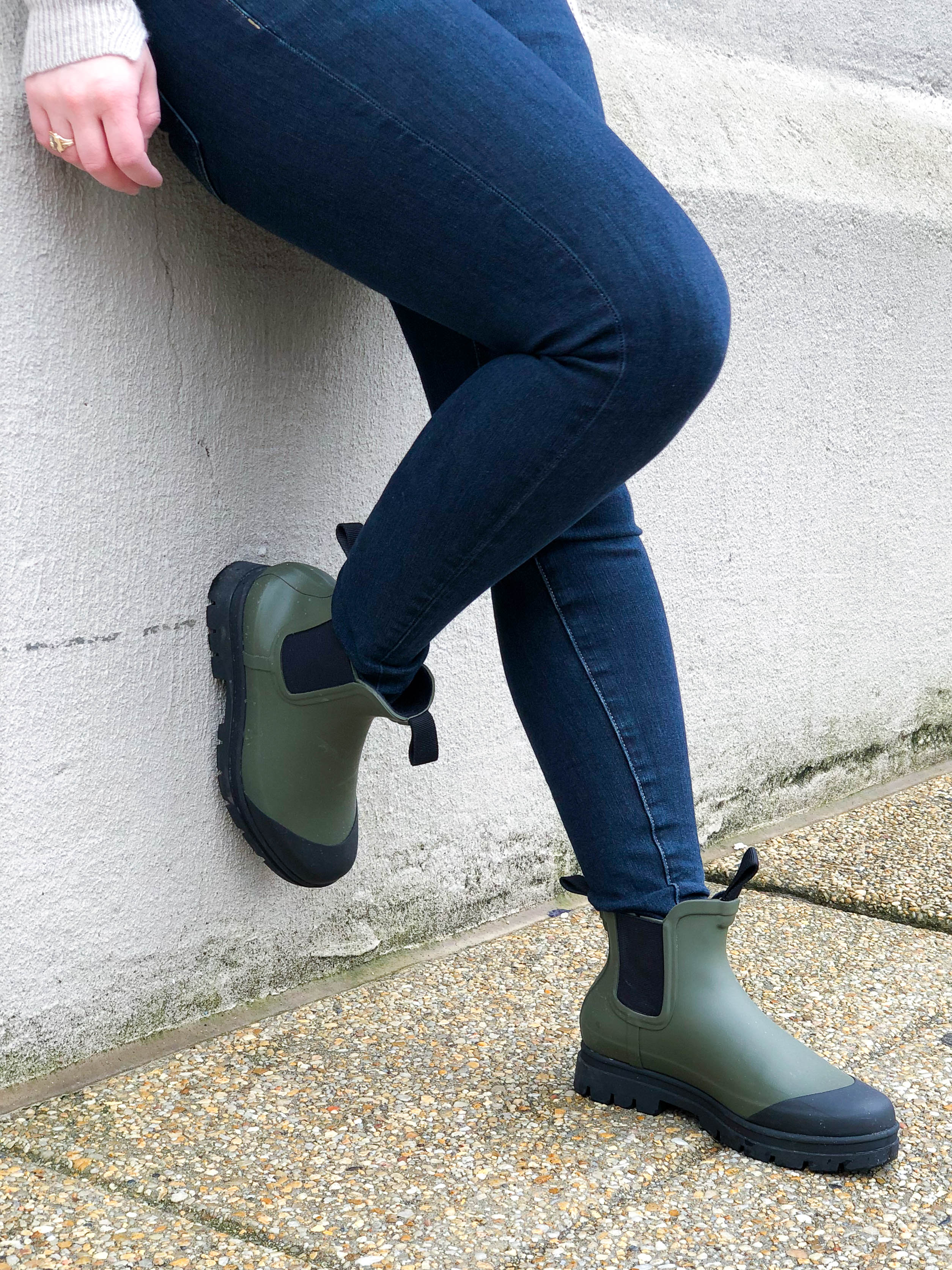 DC woman blogger wearing Everlane The Rain Boot