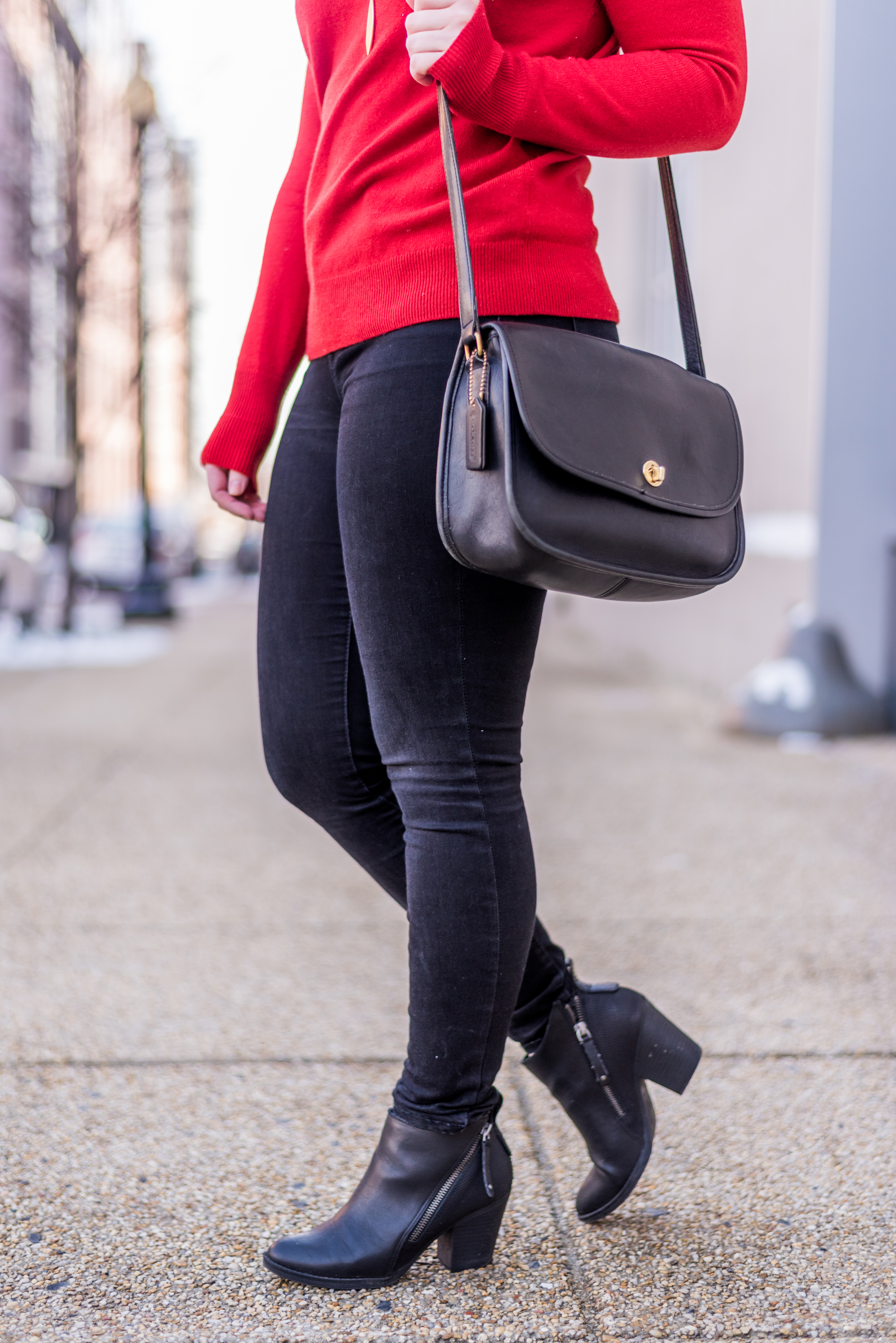 DC woman blogger wearing Old Navy Mid-Rise Built-In-Sculpt Rockstar Super Skinny Jeans For Women