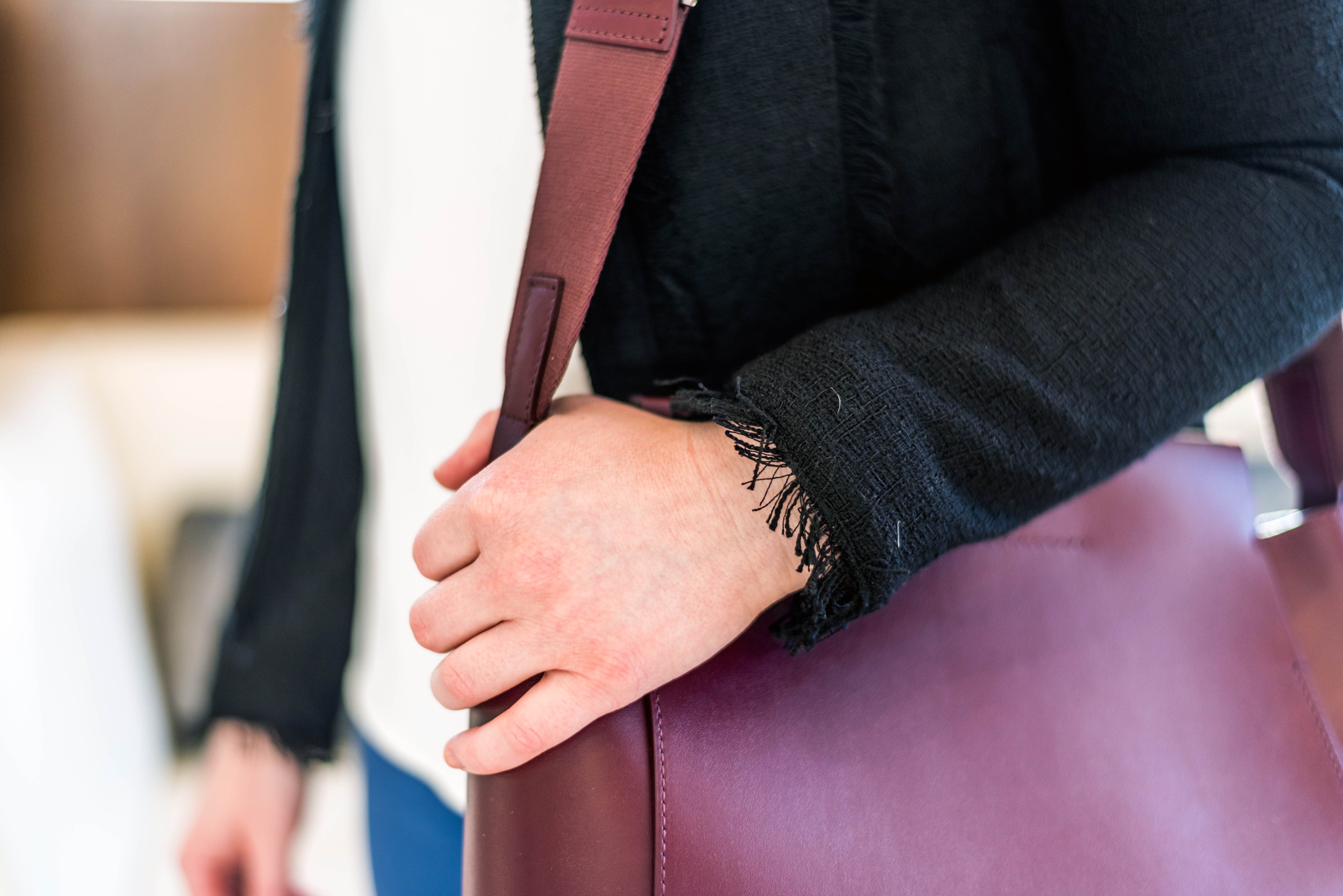 DC woman blogger with Everlane the Form Bag