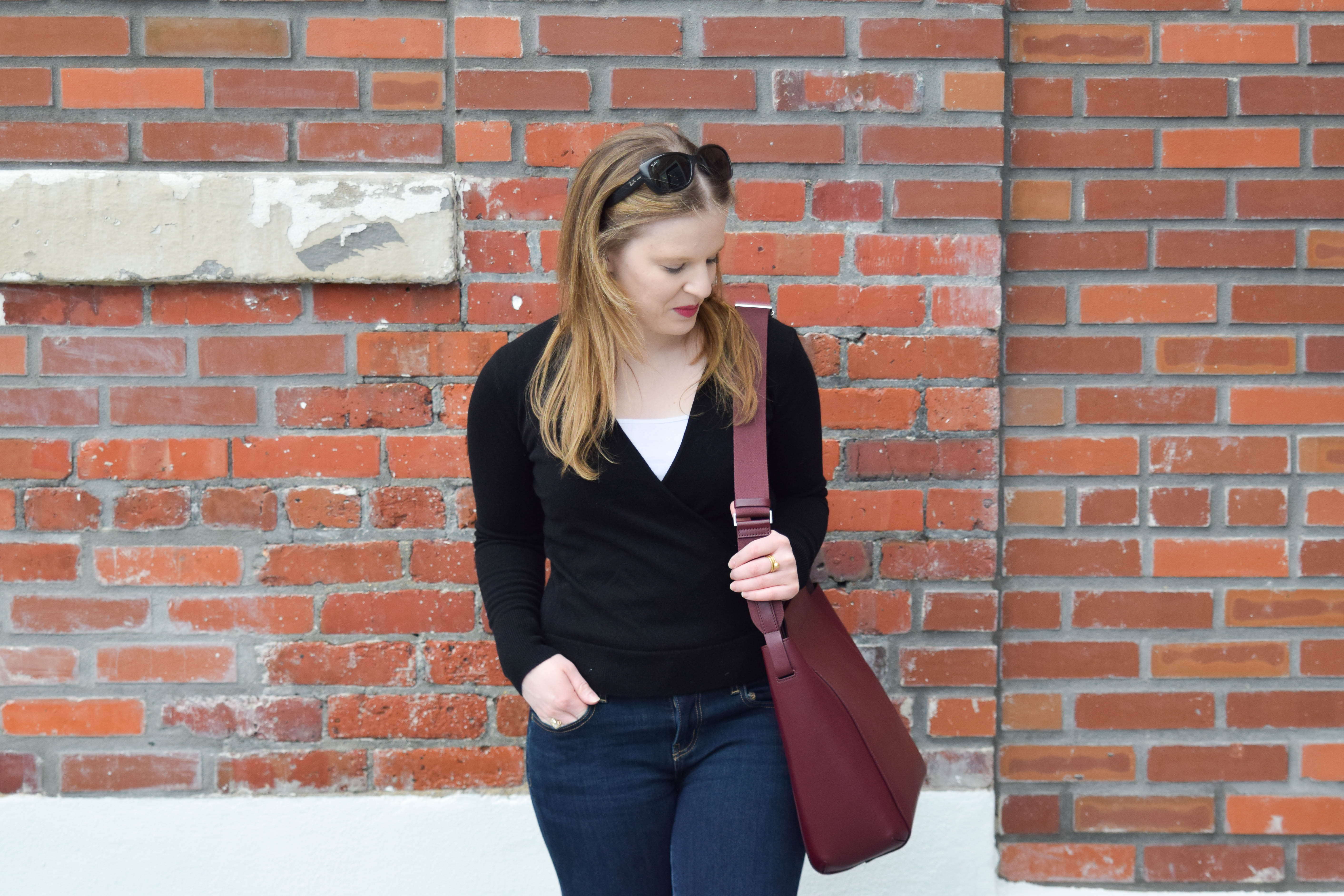 DC woman blogger wearing Everlane The Cashmere Wrap Sweater
