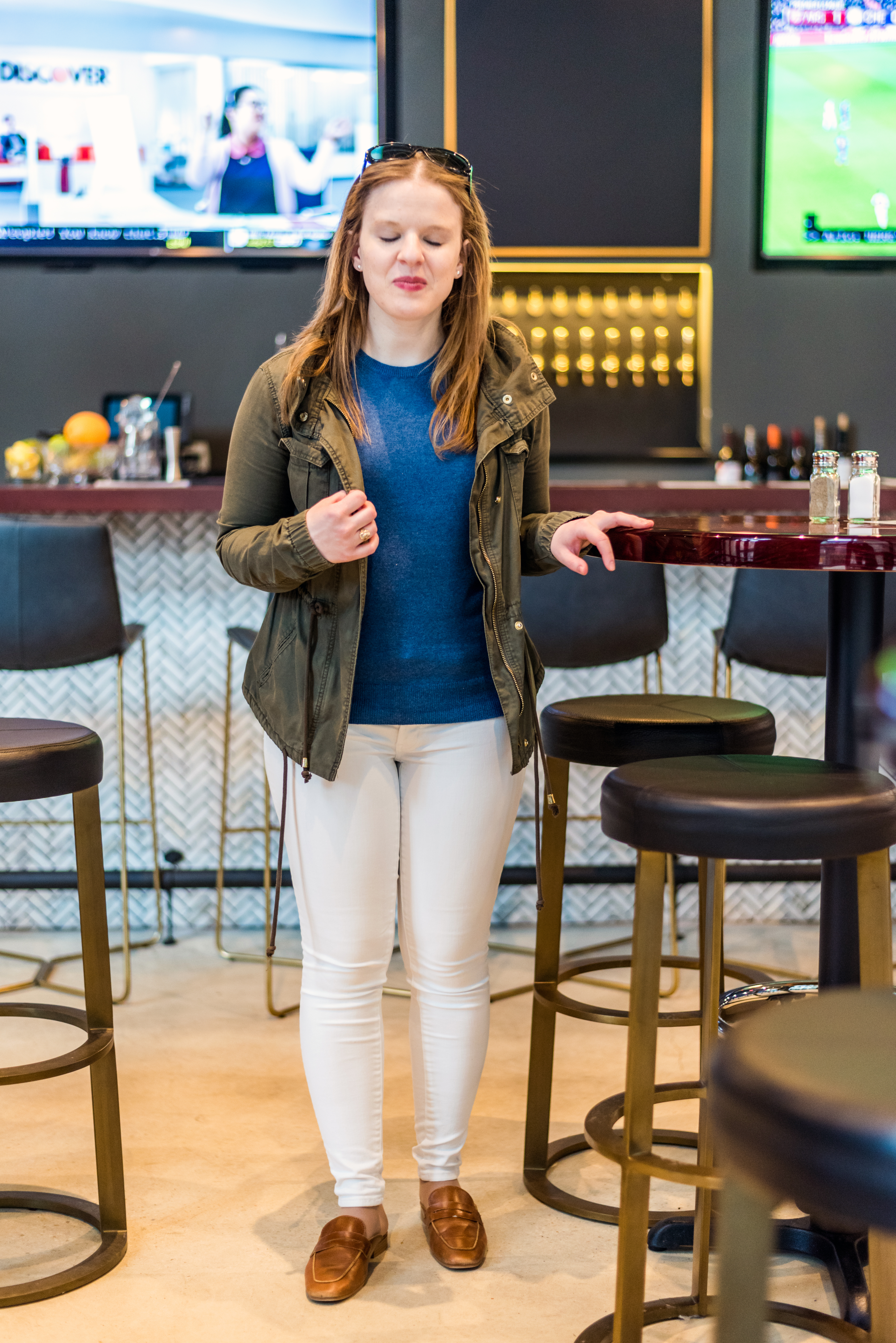 dc woman blogger wearing white american eagle outfitters jeggings