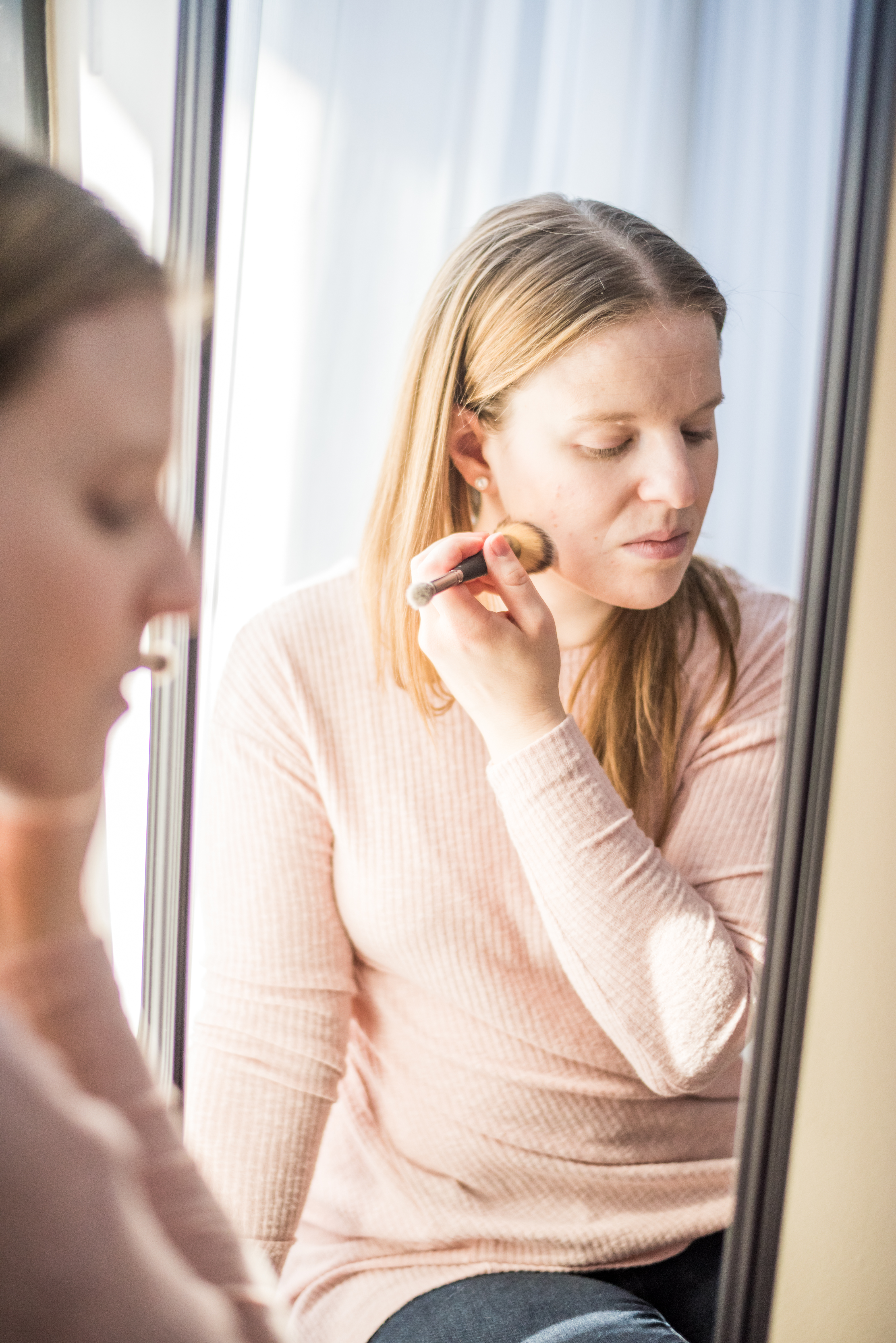 DC woman blogger putting on makeup