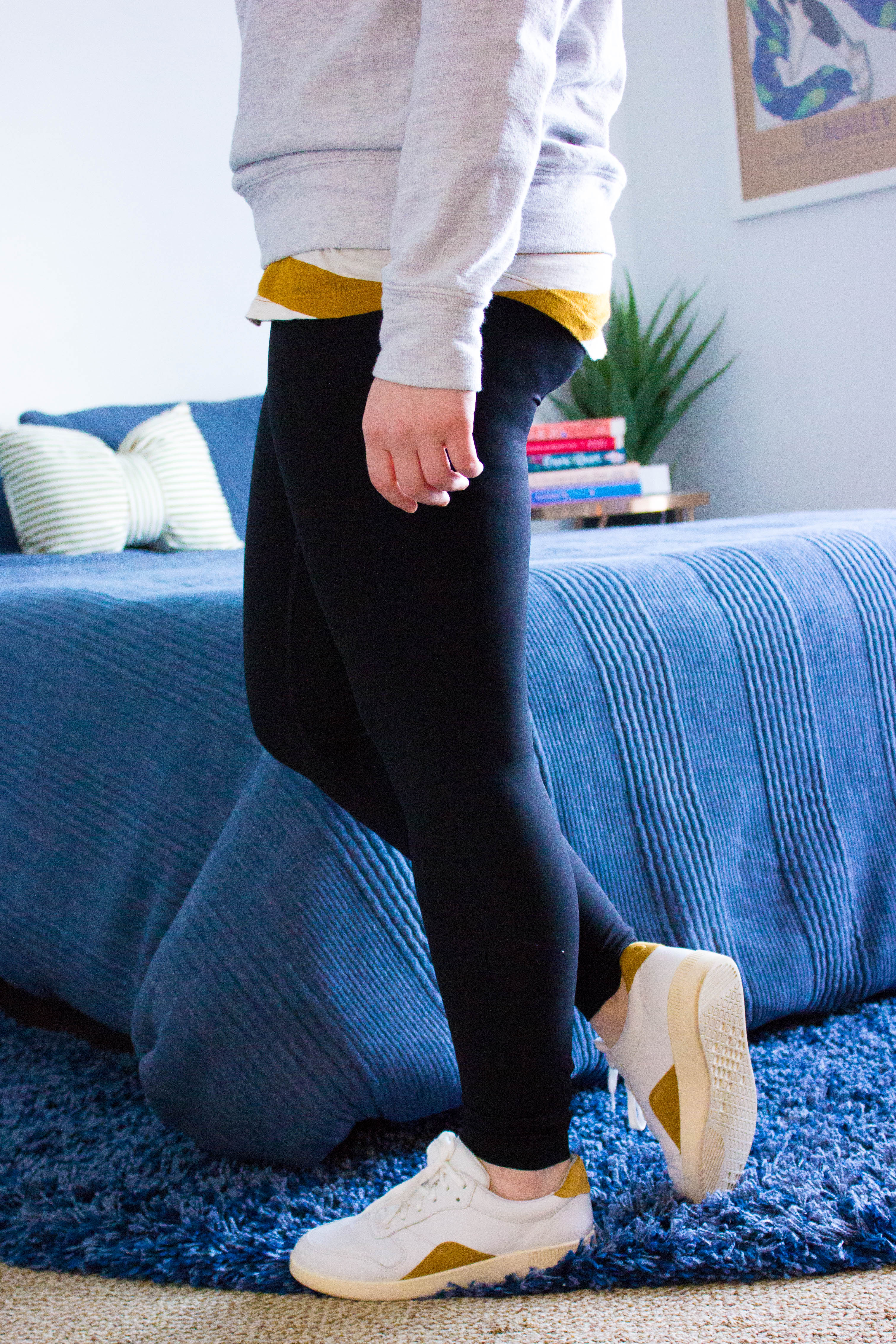 woman blogger wearing everlane court seanker