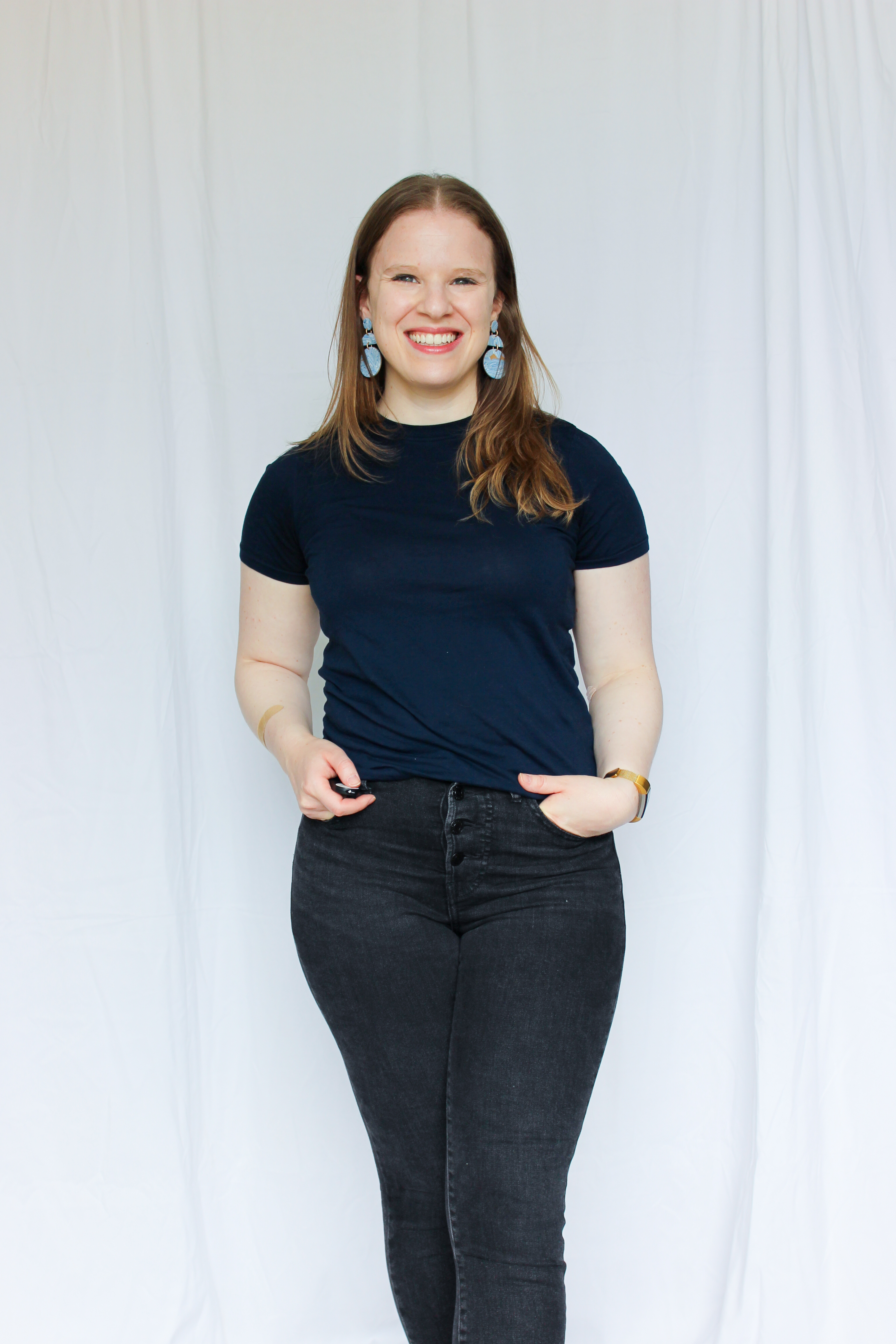 DC woman blogger wearing Everlane Crew Tee