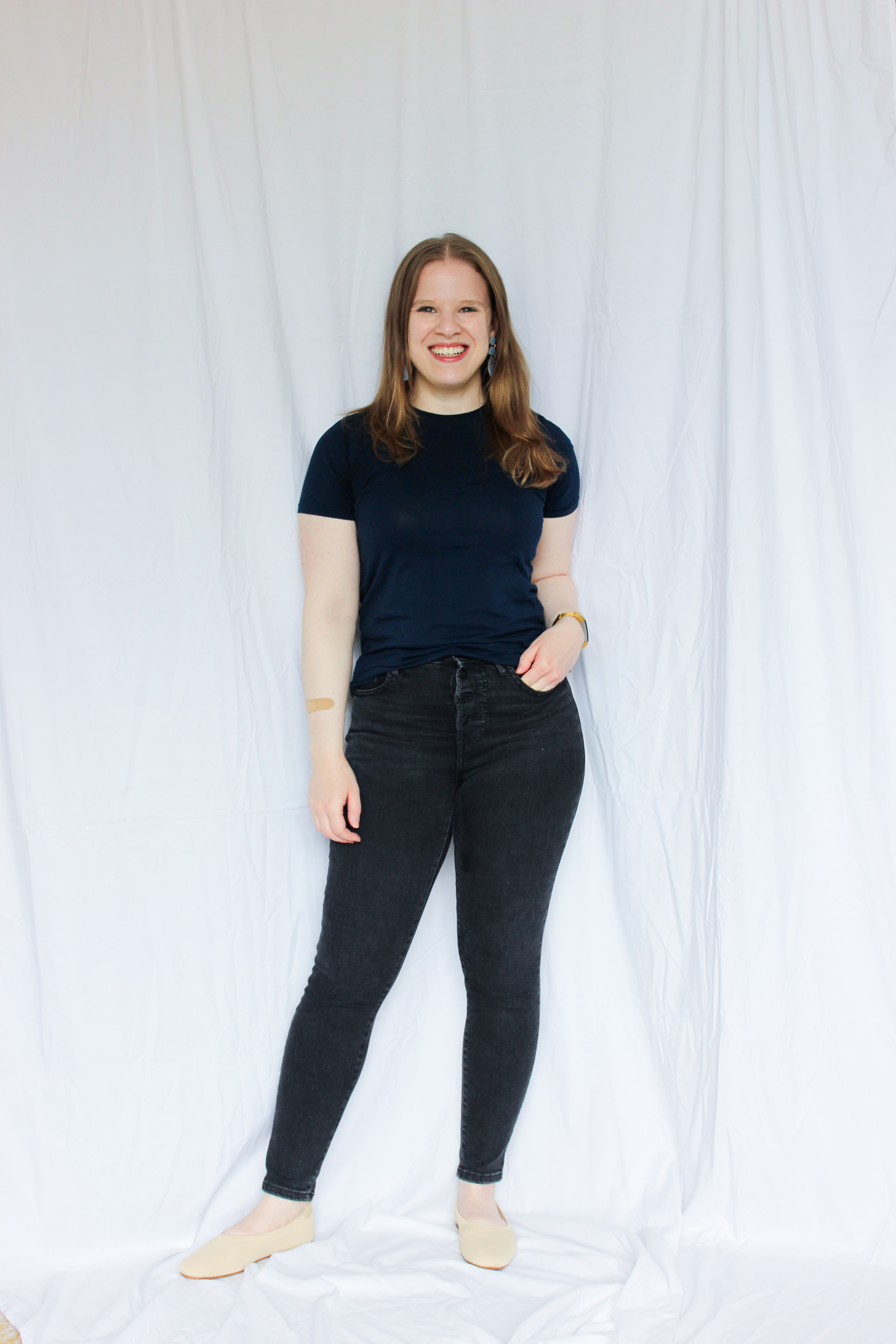 DC woman blogger wearing navy Everlane Crew Tee