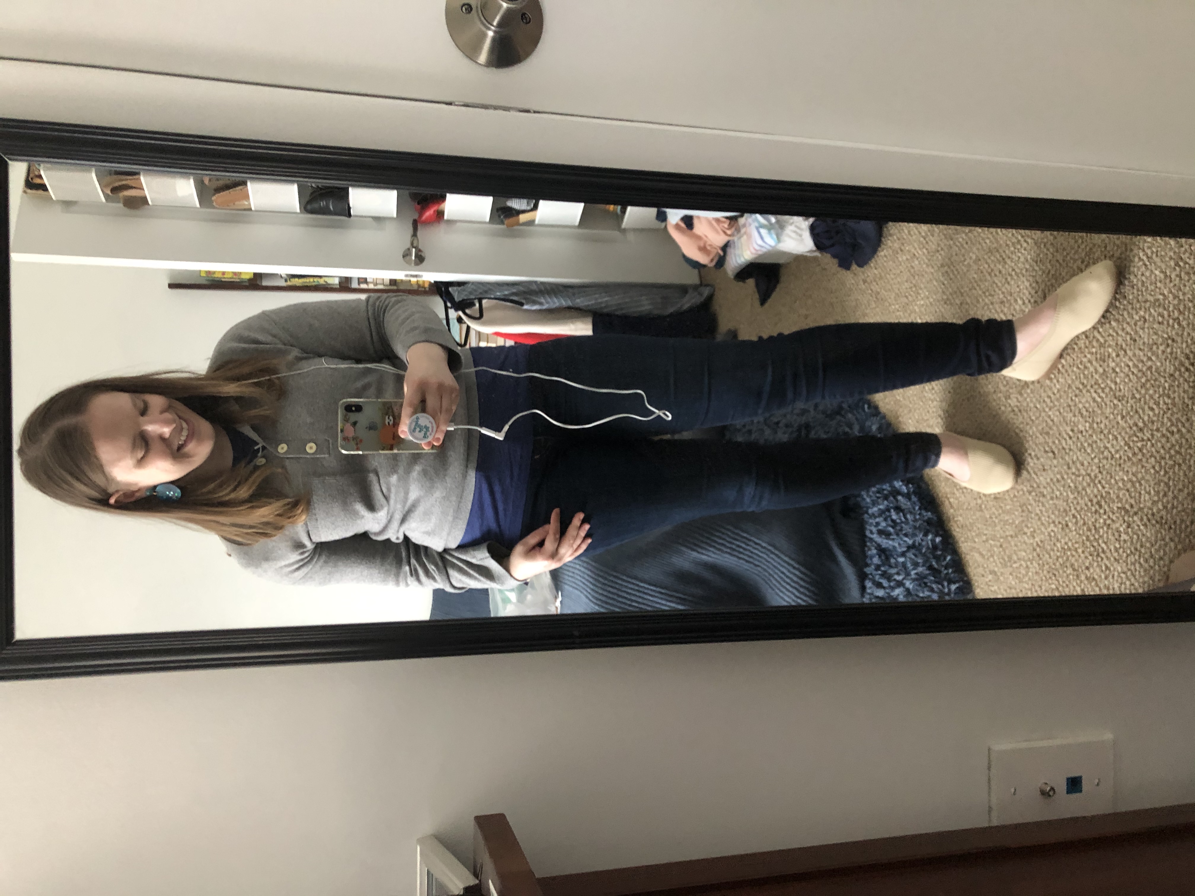 dc woman blogger wearing Everlane pullover
